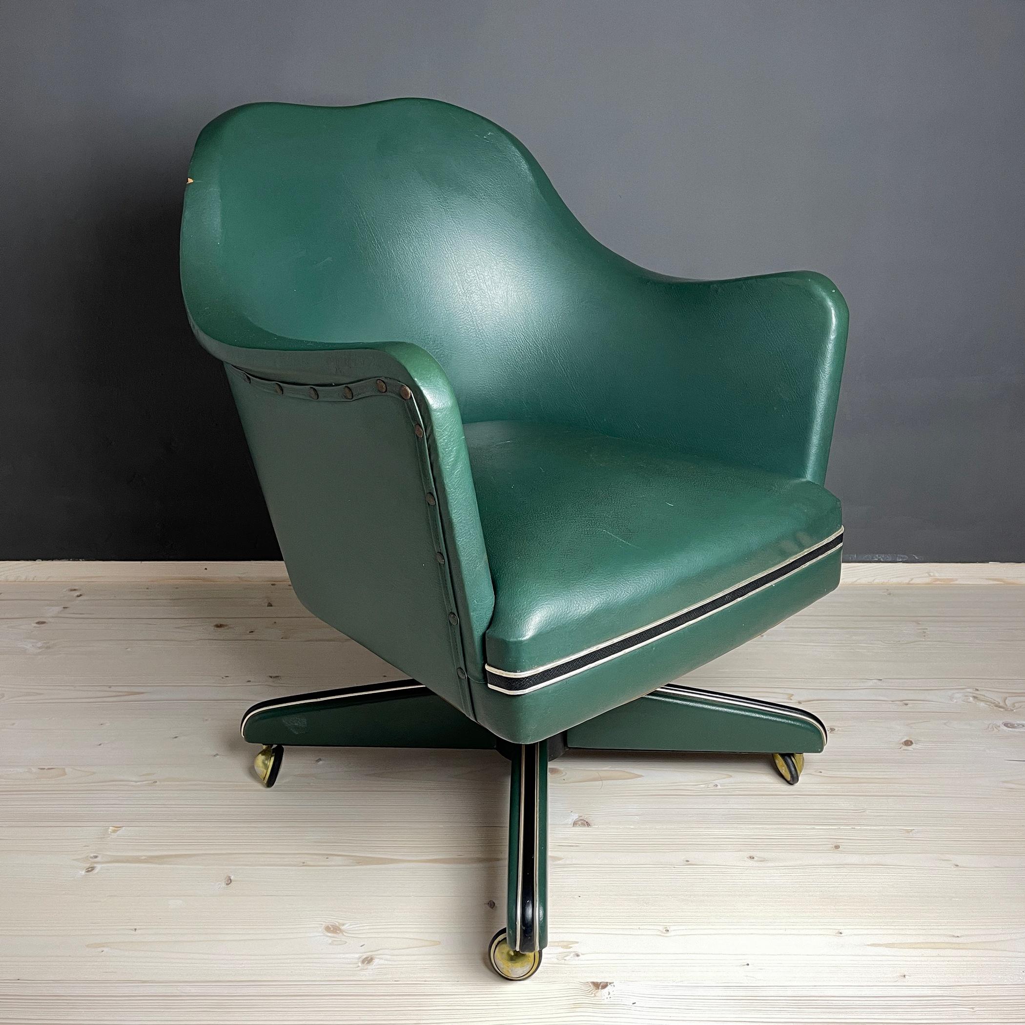 Chaise de bureau verte pivotante du milieu du siècle par Umberto Mascagni, fabriquée en Italie dans les années 1950. Le vinyle utilisé pour créer ce fauteuil d'Umberto Mascagni était un matériau très populaire dans les années 1950. La chaise a un