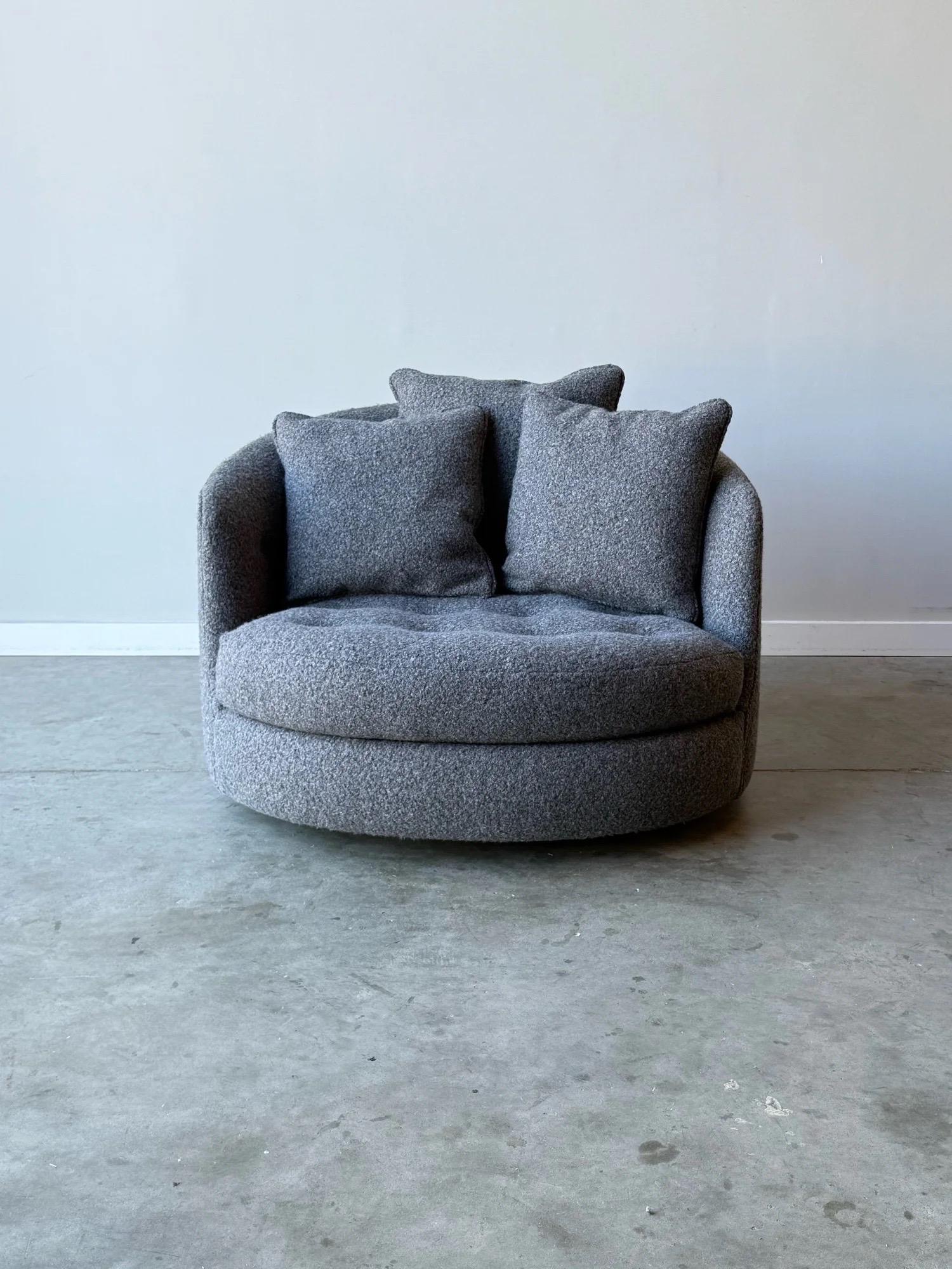 Salon pivotant du milieu du siècle, conçu par Milo Baughman pour Thayer. Design/One arrondi qui pivote facilement et extrêmement confortable. Nouvellement retapissé avec un bouclier frisé gris fumé neutre lamb chop. Le tourbillon du tissu ajoute une