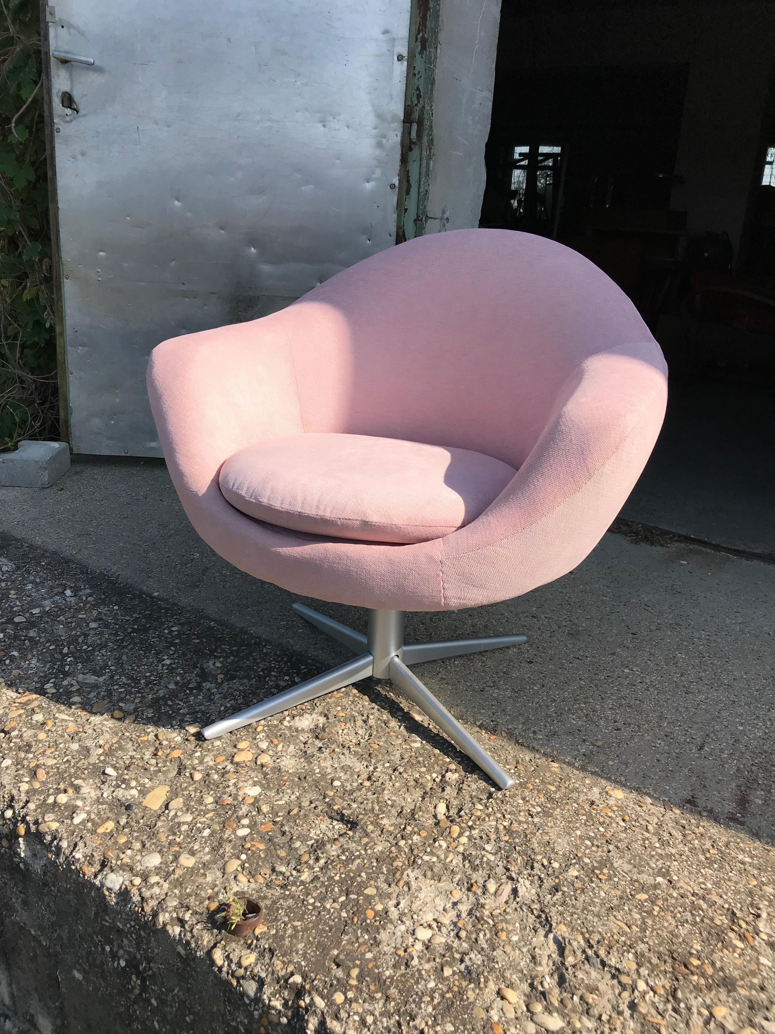 Midcentury swivel lounge chair 1960s
Freshly upholstered in high-quality pink fabric.
   
