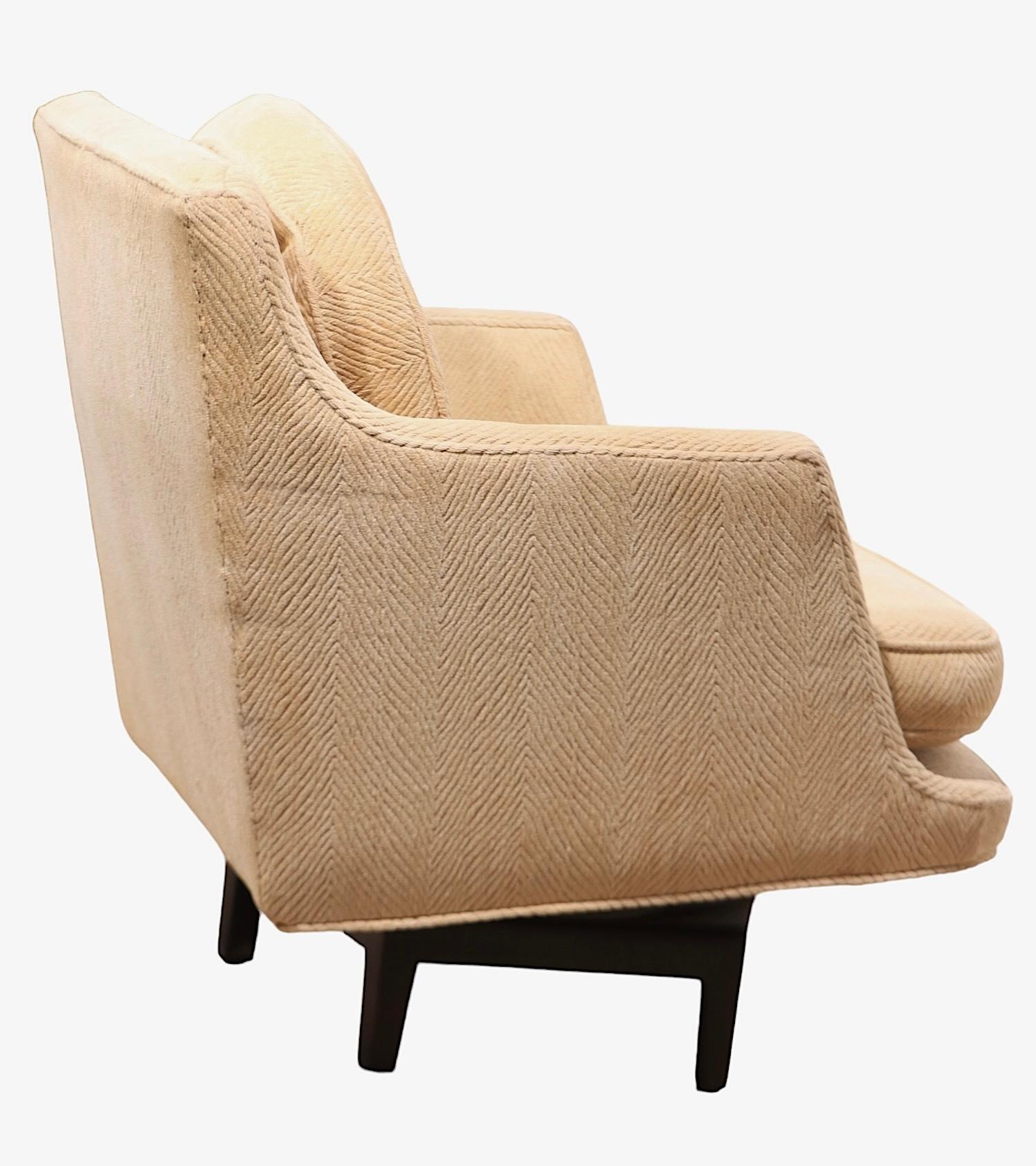 Chaise longue pivotante emblématique conçue par Edward Wormley pour l'Institut de recherche sur la santé.  Dunbar Furniture Company, modèle 5609 c. 1950/60's. La chaise est dotée d'une base à quatre pieds en bois foncé, d'une assise et d'un dossier
