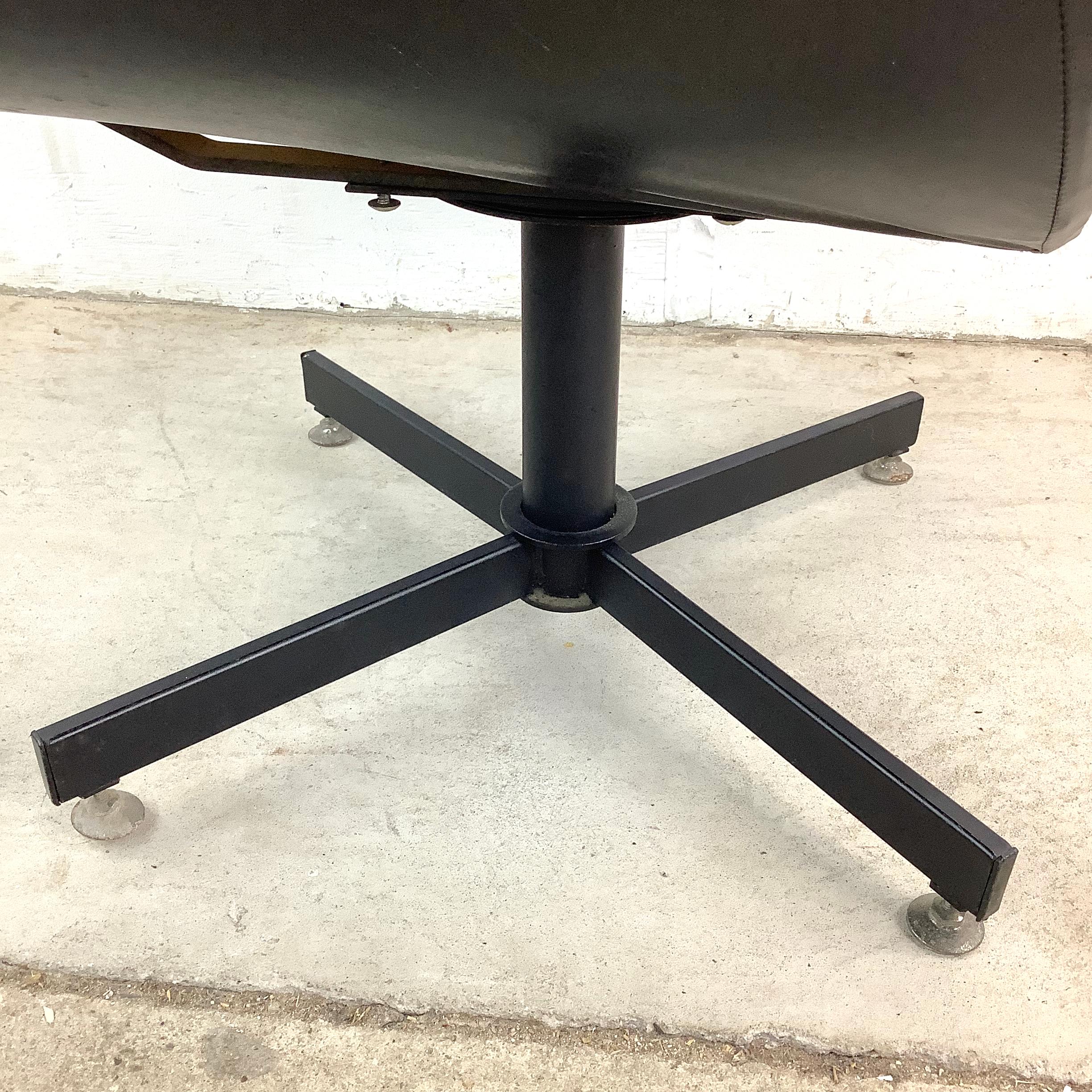 Mid-Century Swivel Lounge Chair For Sale 2