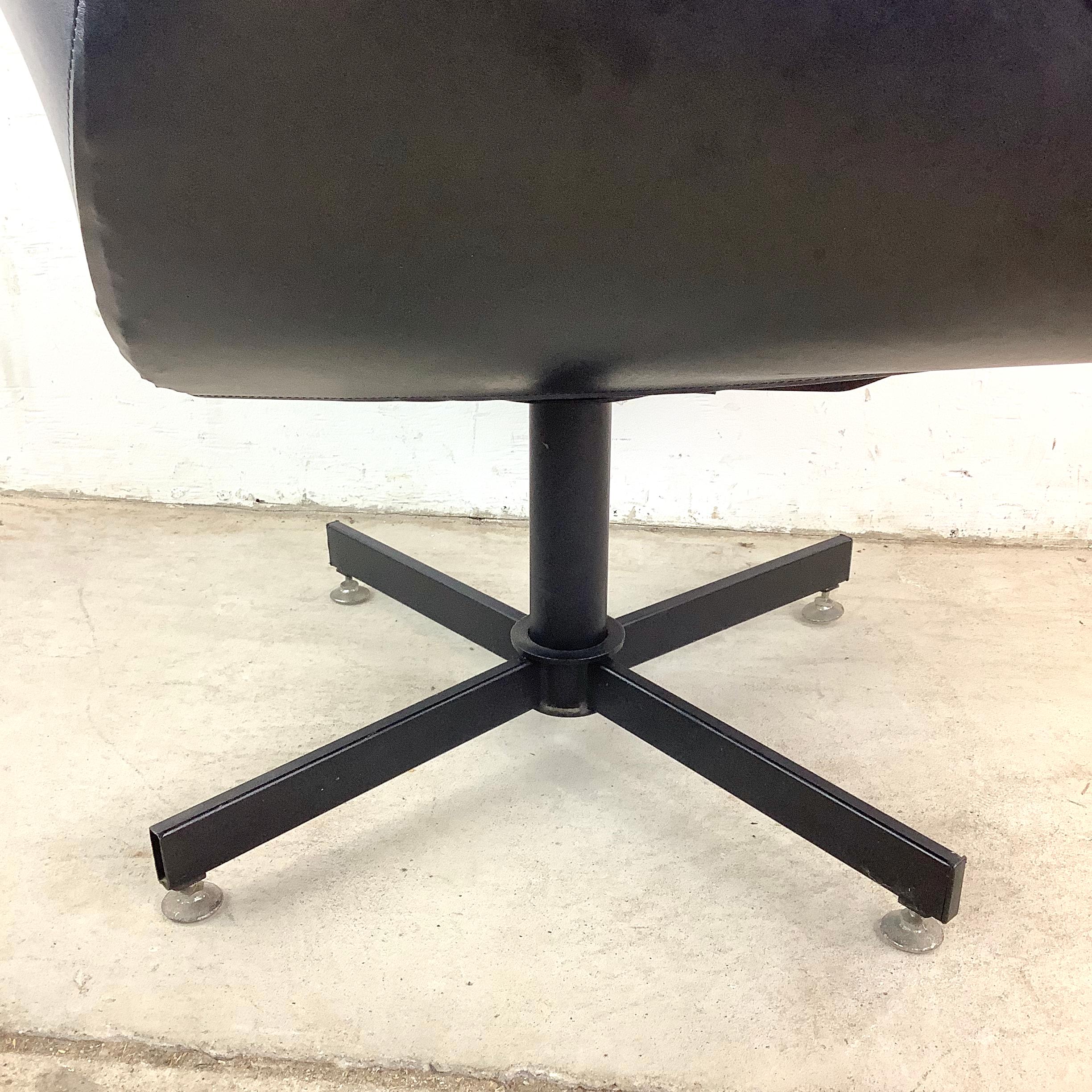 Mid-Century Swivel Lounge Chair For Sale 4