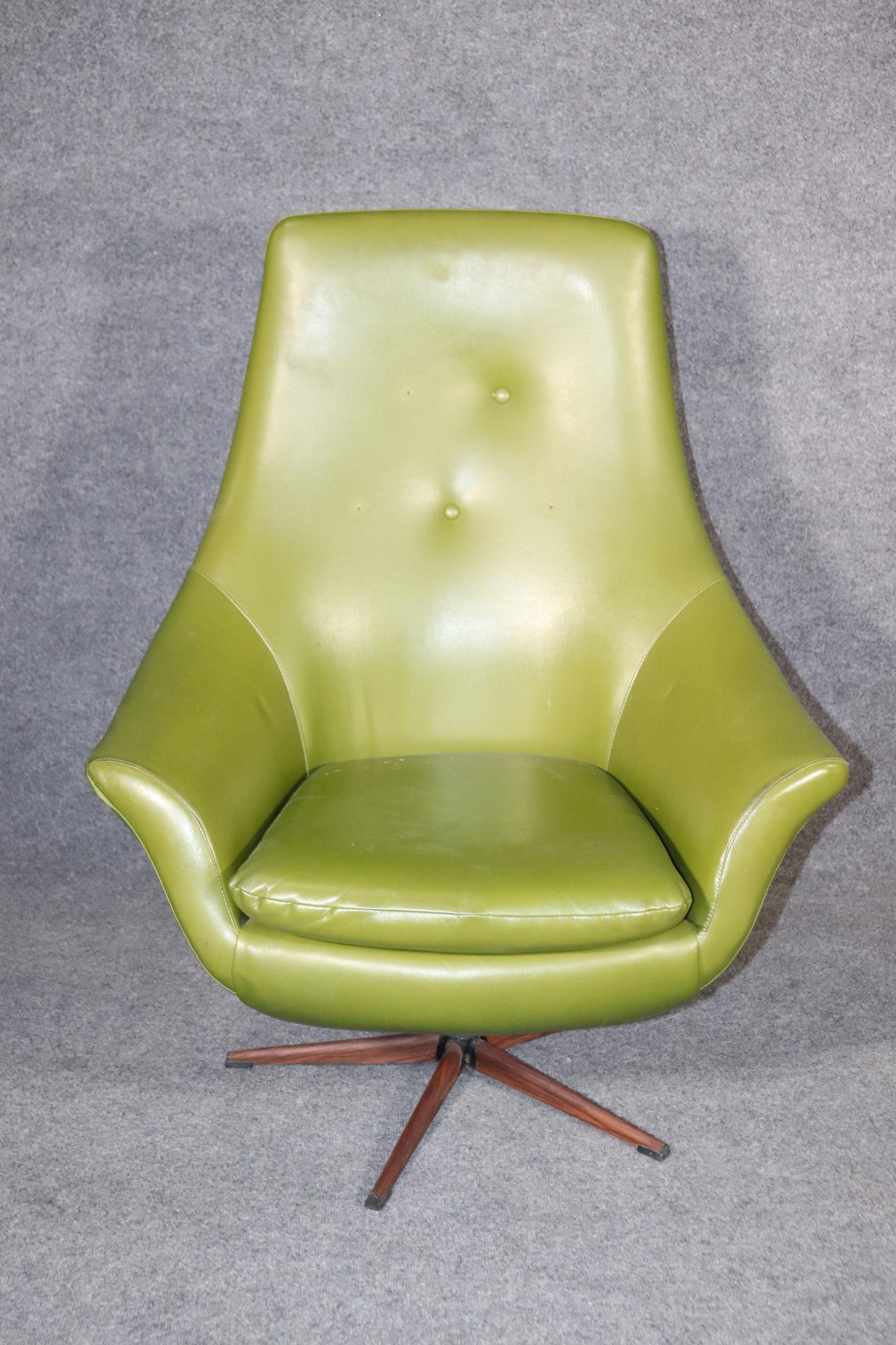 Chaise longue moderne des années 1960 avec ottoman en tissu vinyle vert vif. Action de pivotement avec des lignes modernes incurvées.
Veuillez confirmer le lieu NY ou NJ