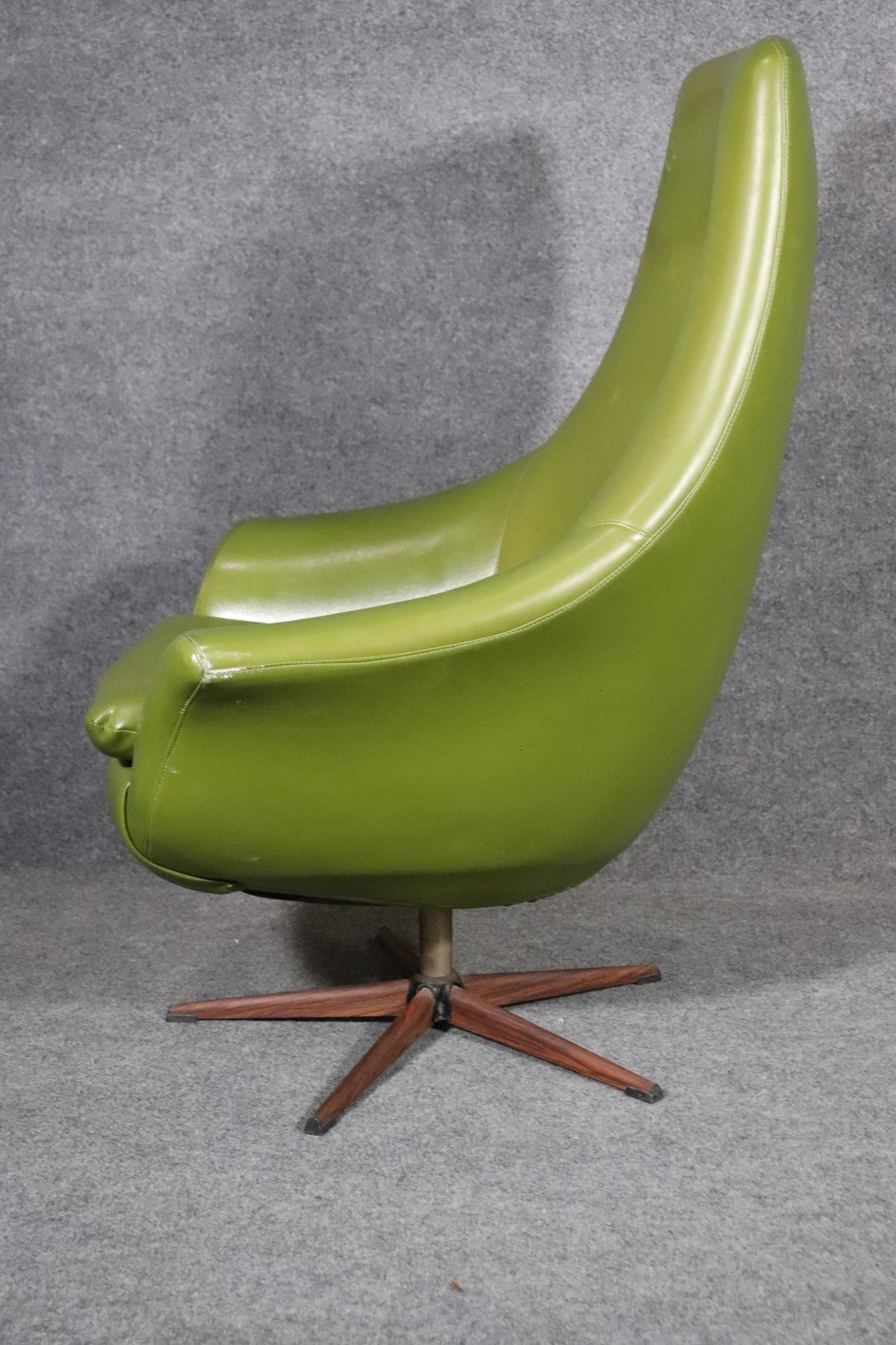 Mid-Century Modern Chaise longue pivotante du milieu du siècle en vente