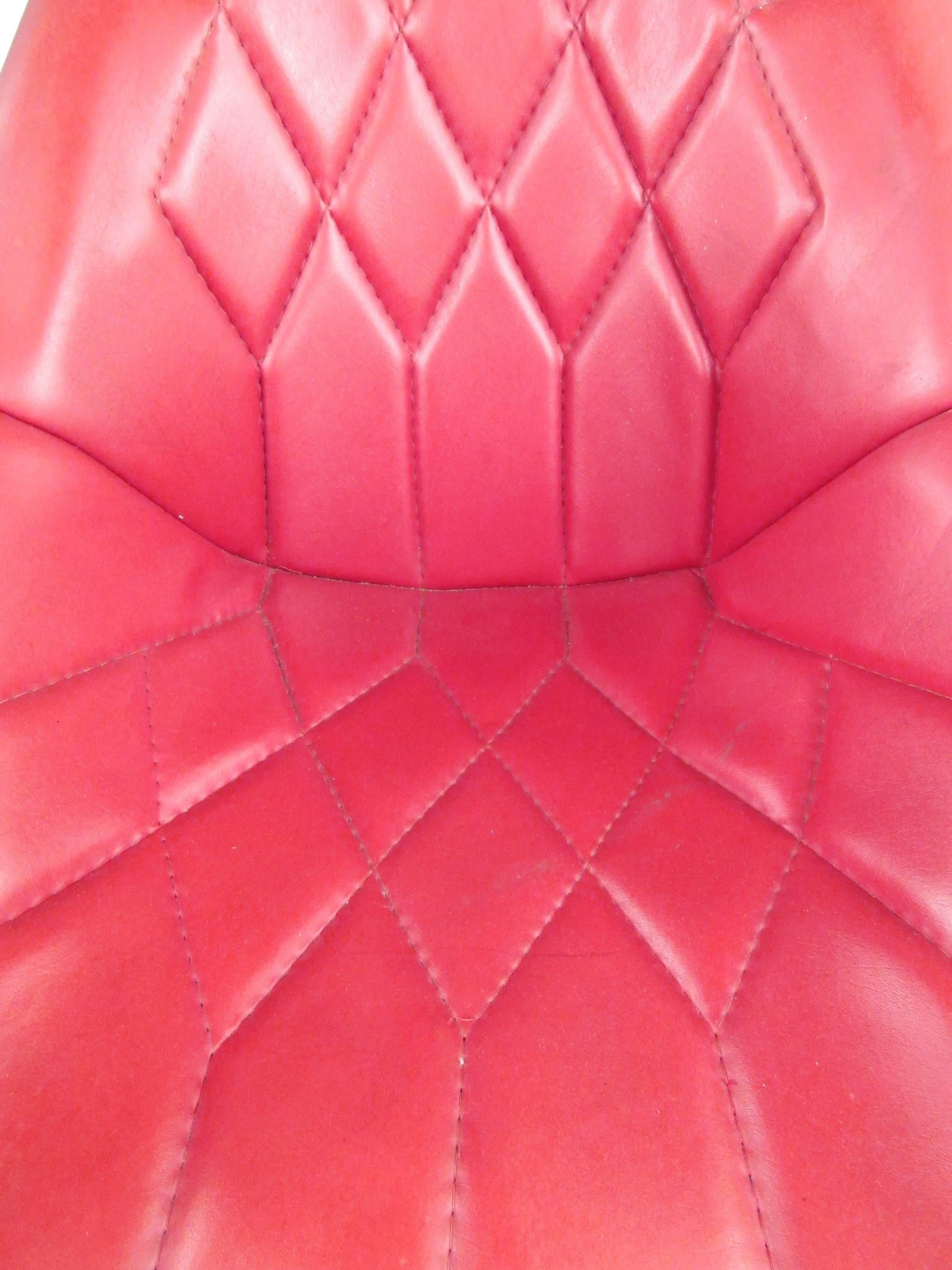 Imitation cuir Fauteuil pivotant du milieu du siècle dernier en vente