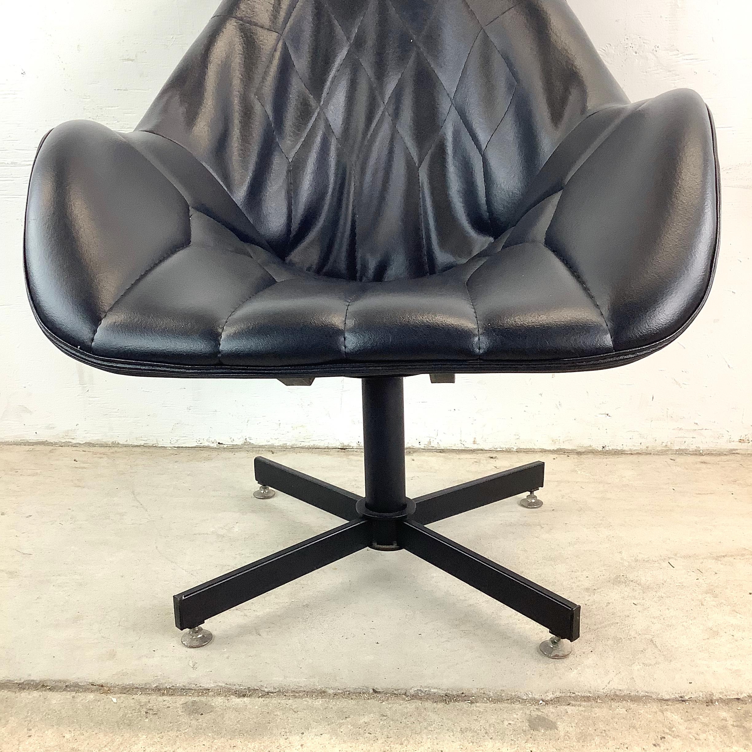 Mid-Century Swivel Lounge Chair In Good Condition For Sale In Trenton, NJ