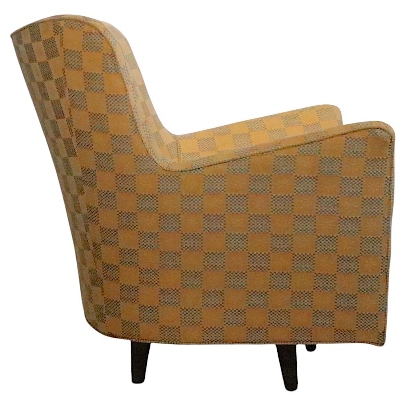 Exceptionnelle chaise de salon pivotante du milieu du siècle, avec un siège et un dossier de style baquet entièrement rembourrés, montés sur quatre pieds en forme de piquets effilés. Le cadre présente un profil exagéré et dramatique, avec des