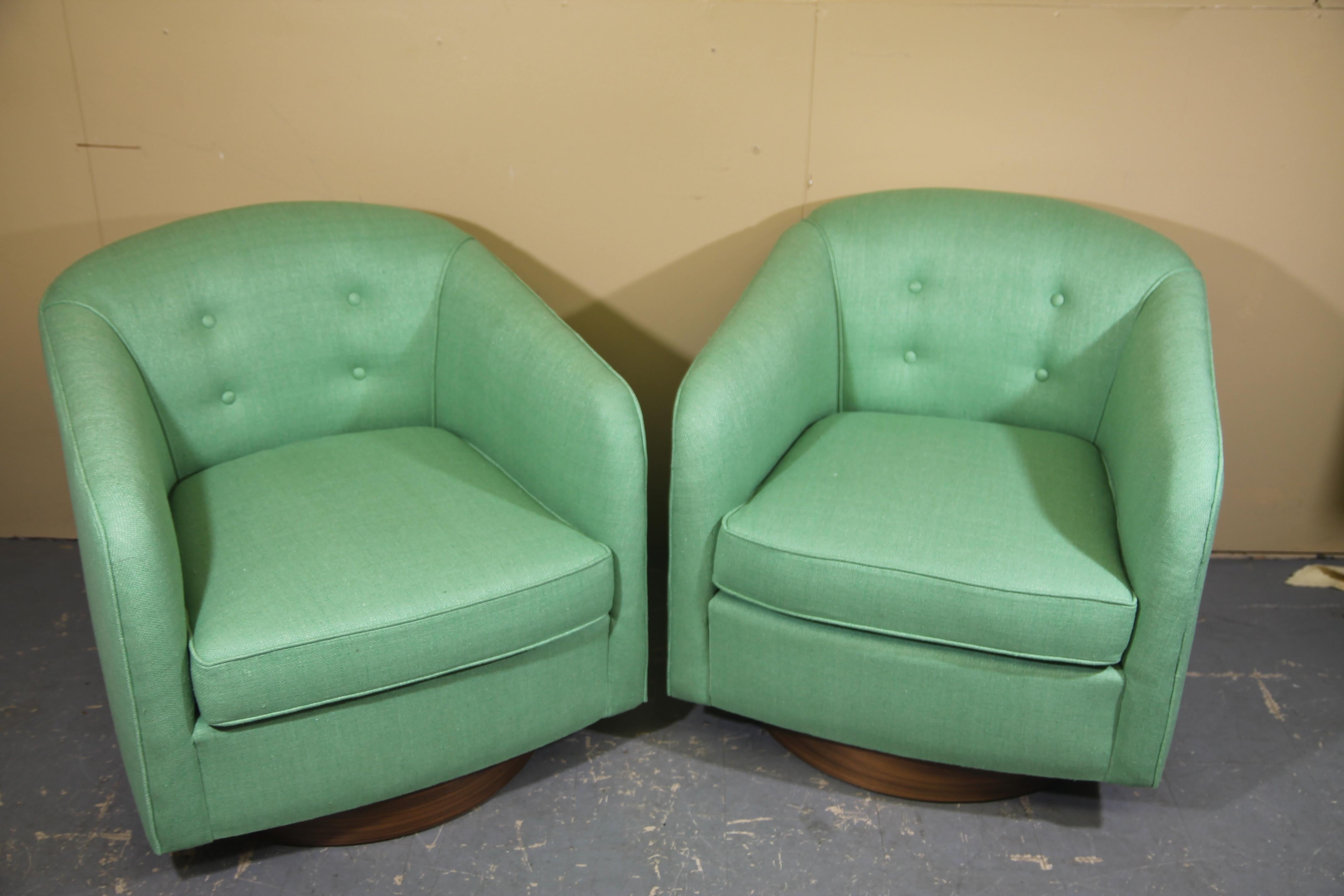 I’m pleased to offer these freshly refurbished green lounge chairs in the style of Milo Baughman. These swivel lounge chairs have been newly redone in vintage green fabric. These are super comfortable and a pleasure to look at.
