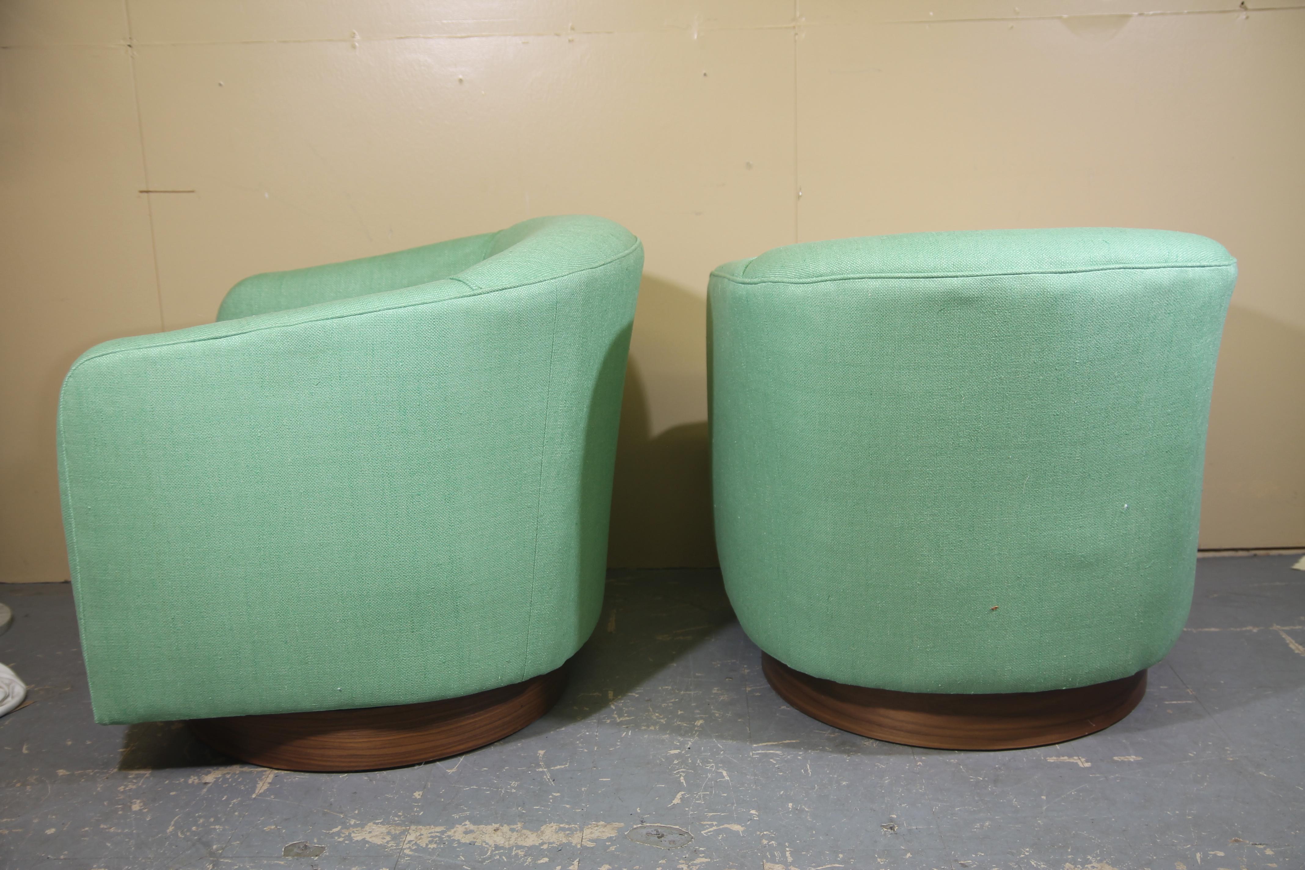 Midcentury Swivel Lounge Chairs in the Style of Milo Baughman In Good Condition In Asbury Park, NJ