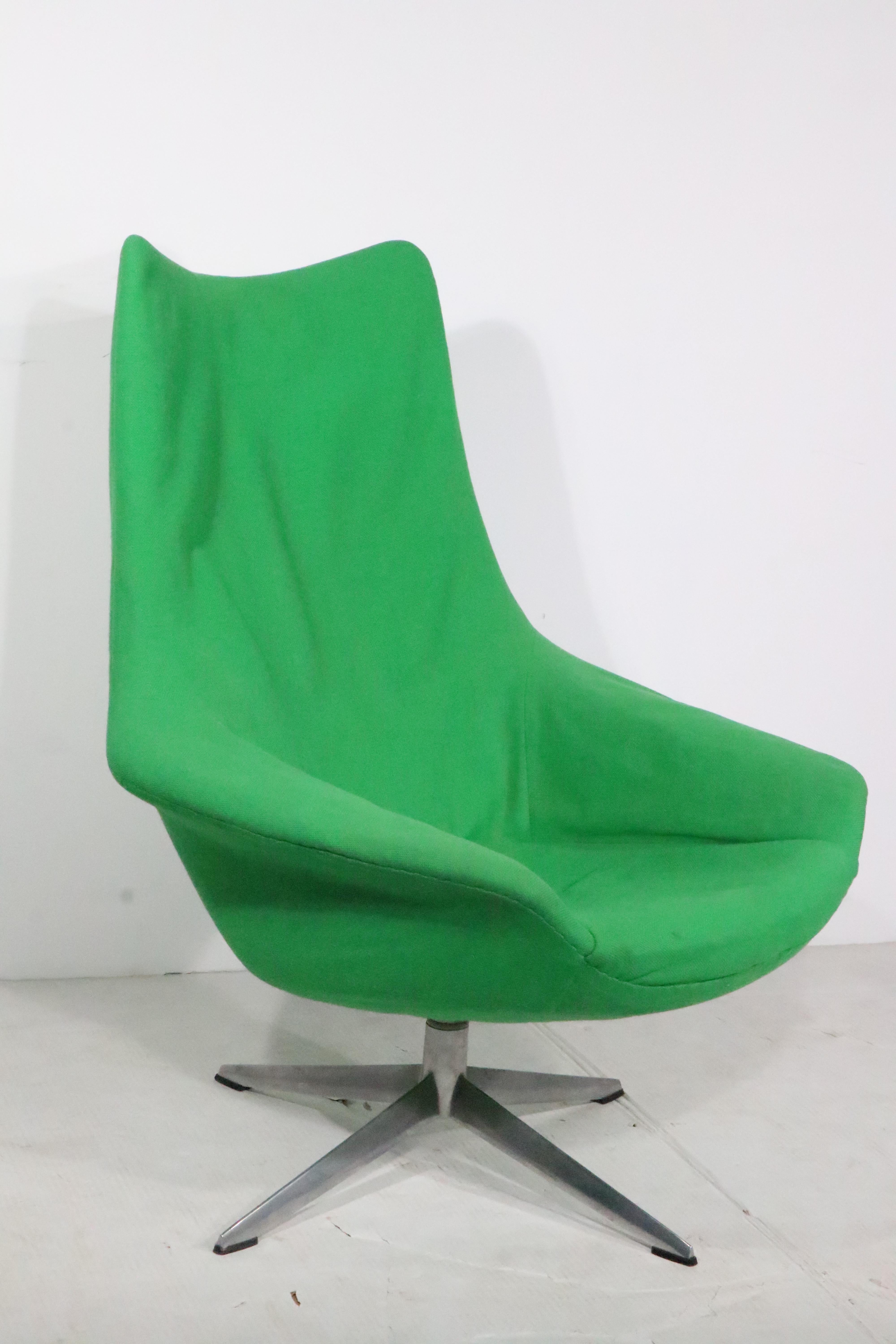 Fauteuil pivotant Icone du milieu du siècle dernier, par H.W. Klein pour Brahmin Mobelfabrik, fabriqué au Danemark vers les années 1970. La chaise est dotée d'une base sculpturale en aluminium moulé à quatre étoiles et d'une assise rembourrée en