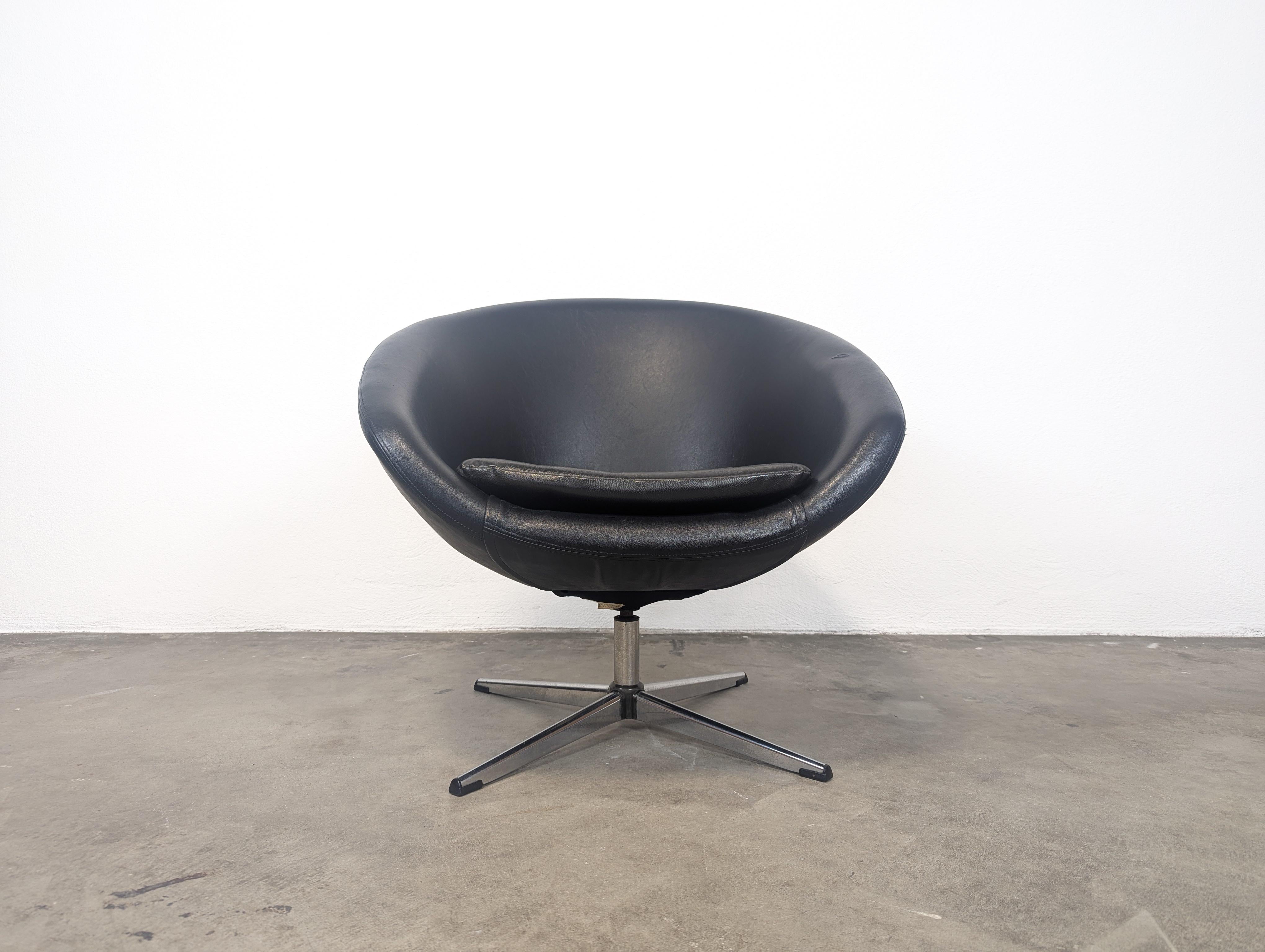 Nous vous proposons à la vente un fauteuil pivotant classique du milieu du siècle de la marque Overman, qui témoigne du design innovant des années 1960. Cette pièce emblématique présente son revêtement en vinyle d'origine, affichant une riche patine