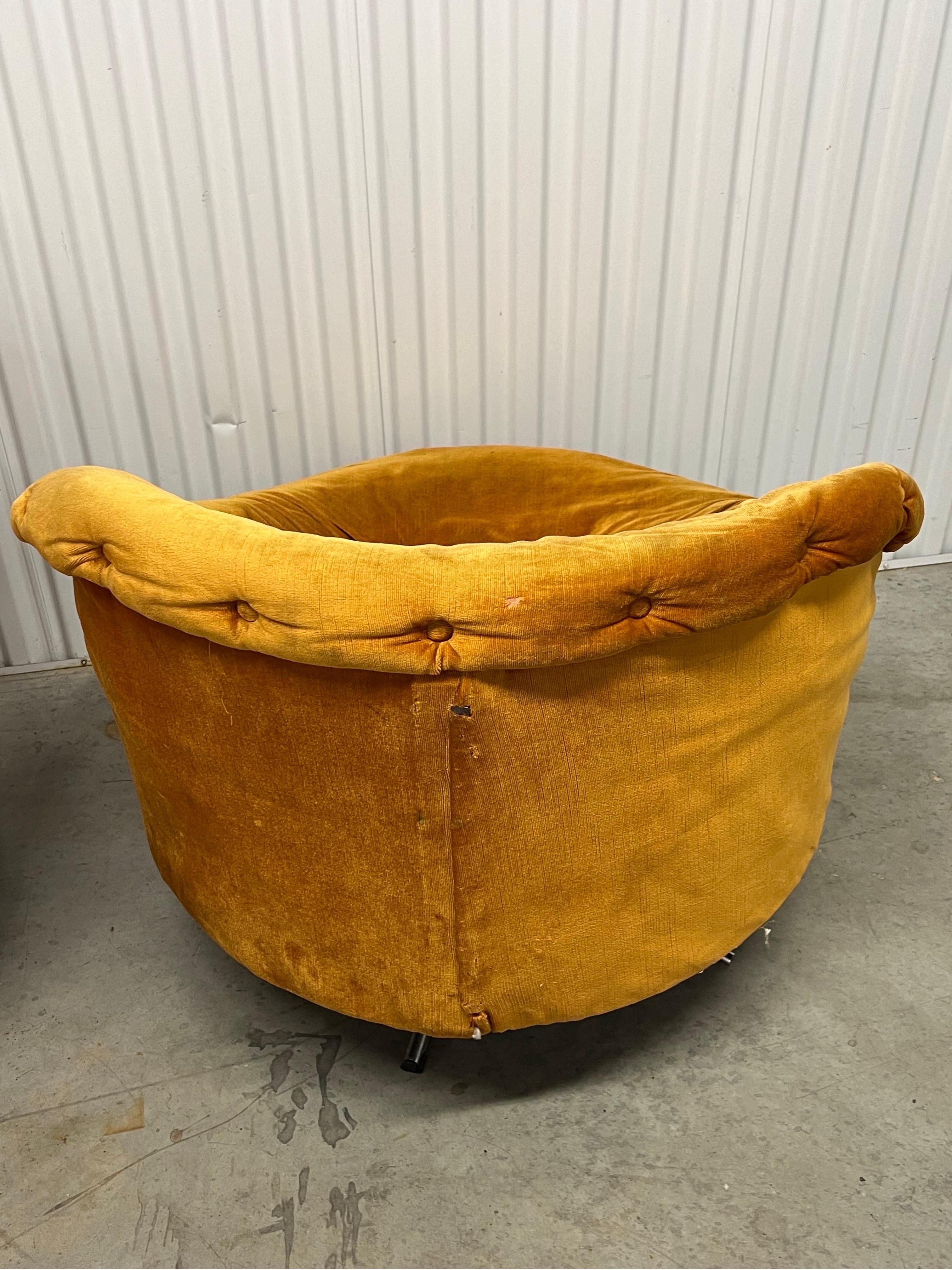 Sillón giratorio redondo Mid Century - un par en venta 4