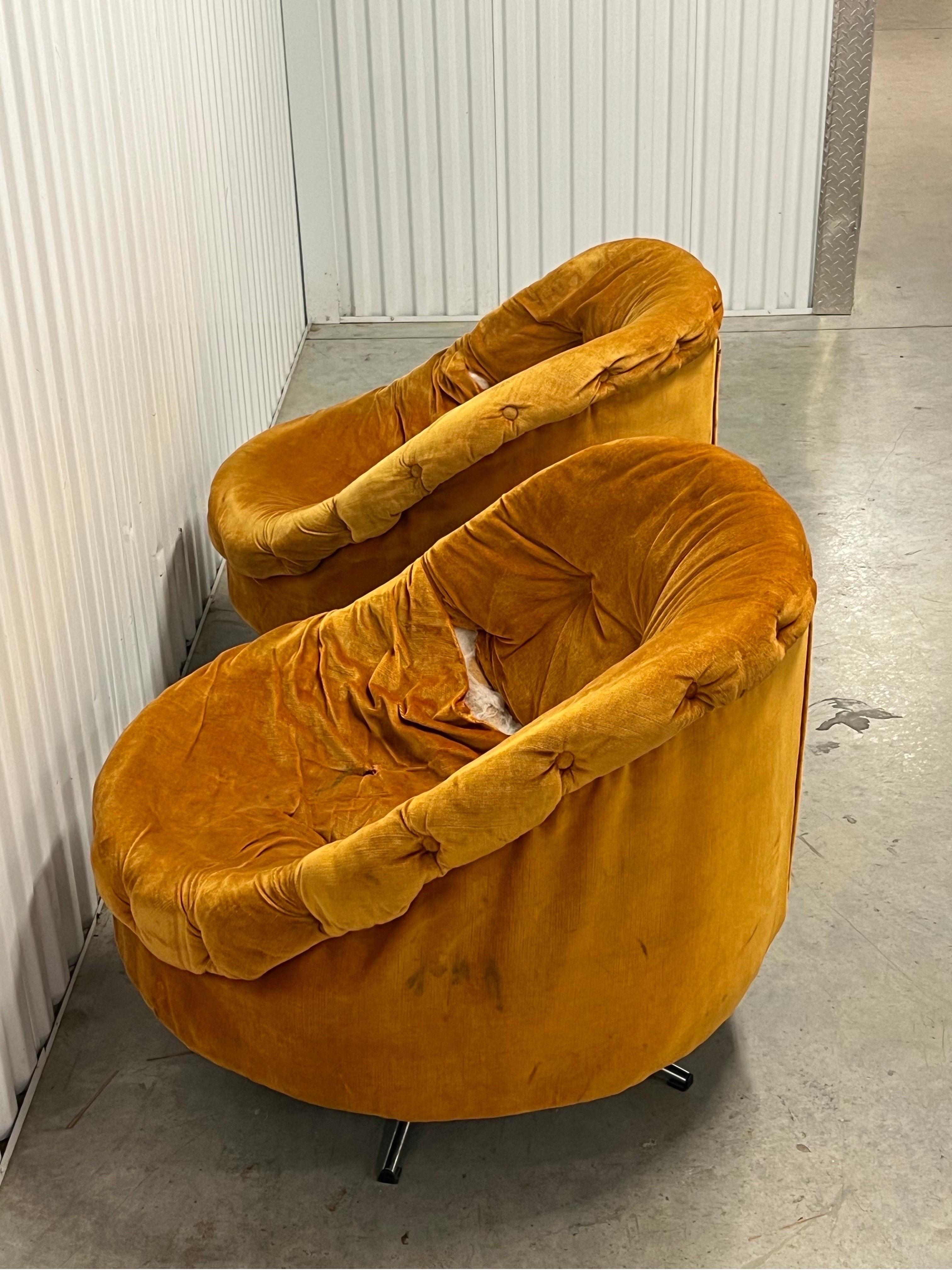 Sillón giratorio redondo Mid Century - un par en venta 6