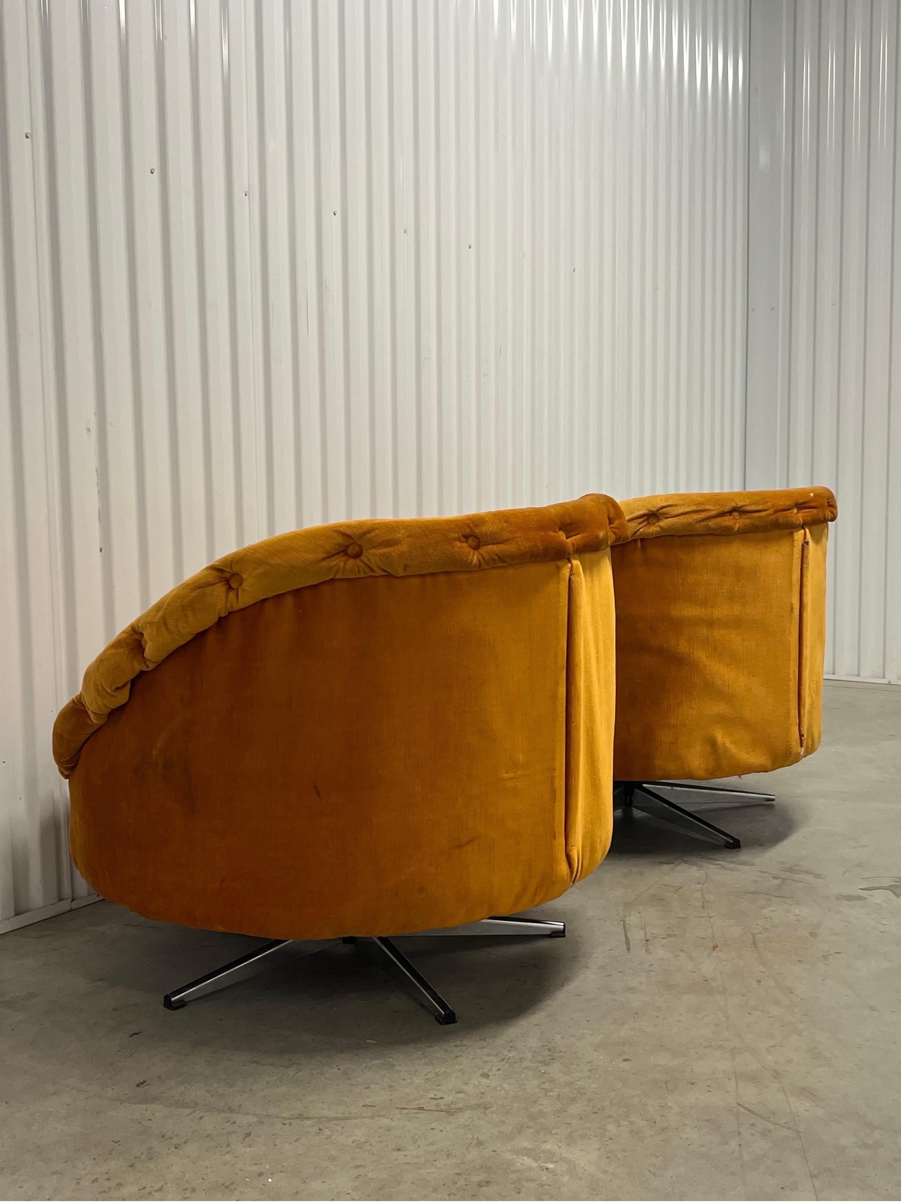 Sillón giratorio redondo Mid Century - un par en venta 7