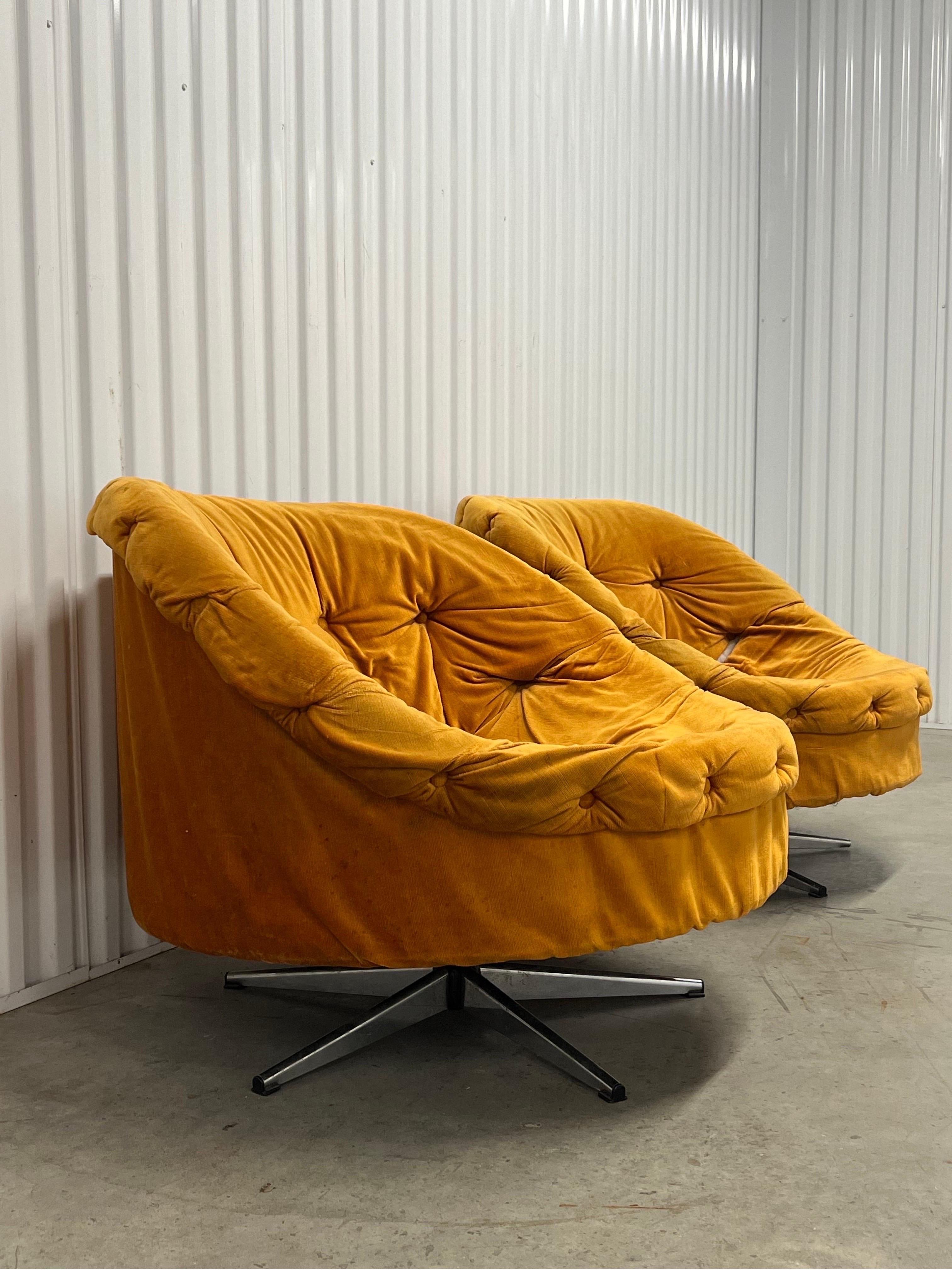 Sillón giratorio redondo Mid Century - un par Moderno de mediados de siglo en venta