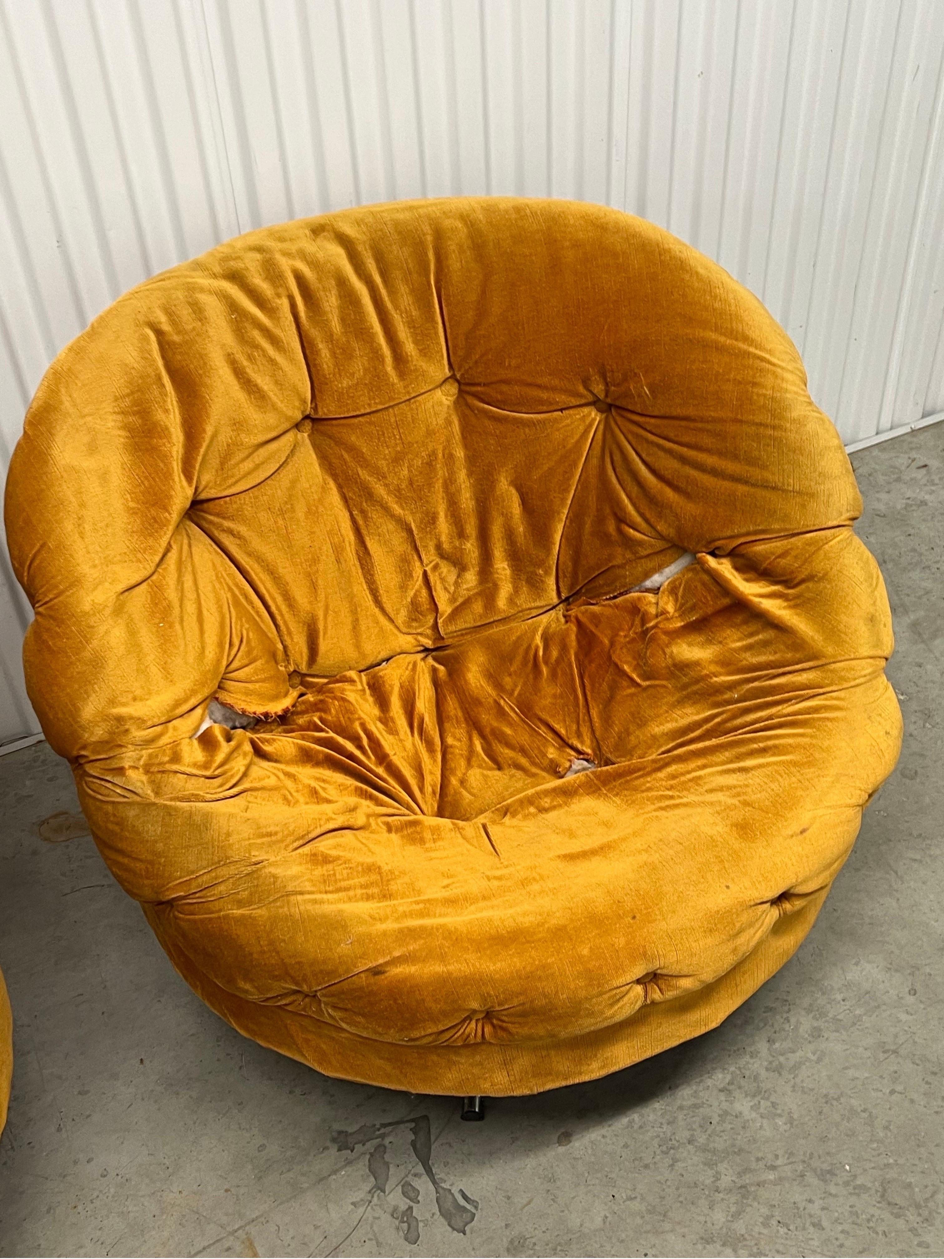 Sillón giratorio redondo Mid Century - un par en Bueno estado para la venta en Esperance, NY