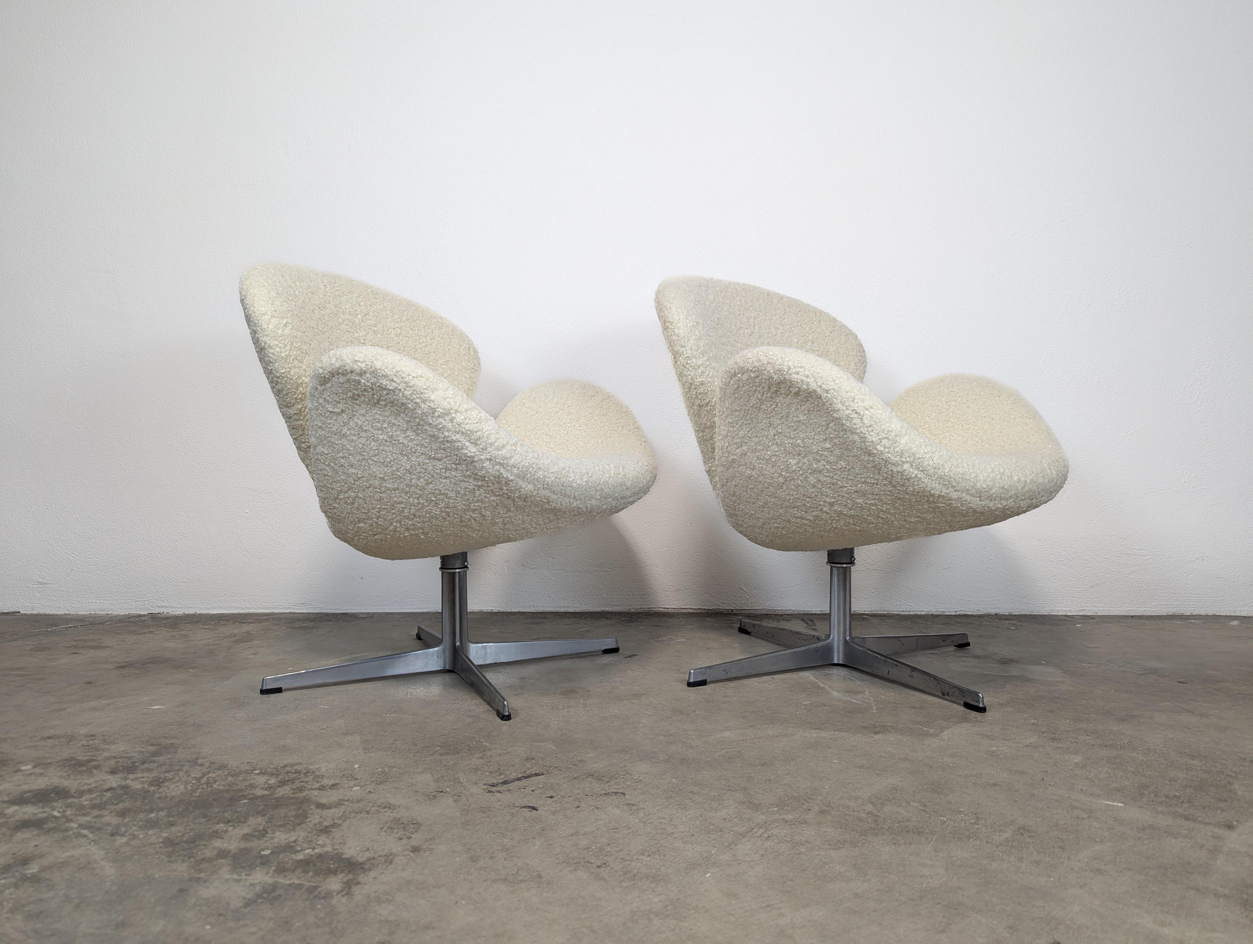Nous proposons à la vente une paire exquise de fauteuils pivotants en forme de cygne de style moderne du milieu du siècle dernier, conçus de main de maître par le célèbre Arne Jacobsen pour le fabricant estimé Fritz Hansen, vers les années 1960. Ces