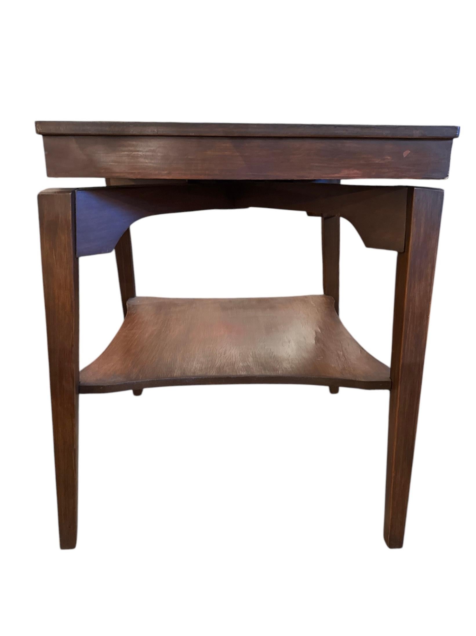 Verleihen Sie Ihrem Raum einen Hauch von funktionaler Eleganz und klassischem Mid-Century-Stil mit dem Mid-Century Swivel Top Table von Universal. Dieser Tisch, bei dem Form und Funktion nahtlos ineinander übergehen, verfügt über eine vielseitige,