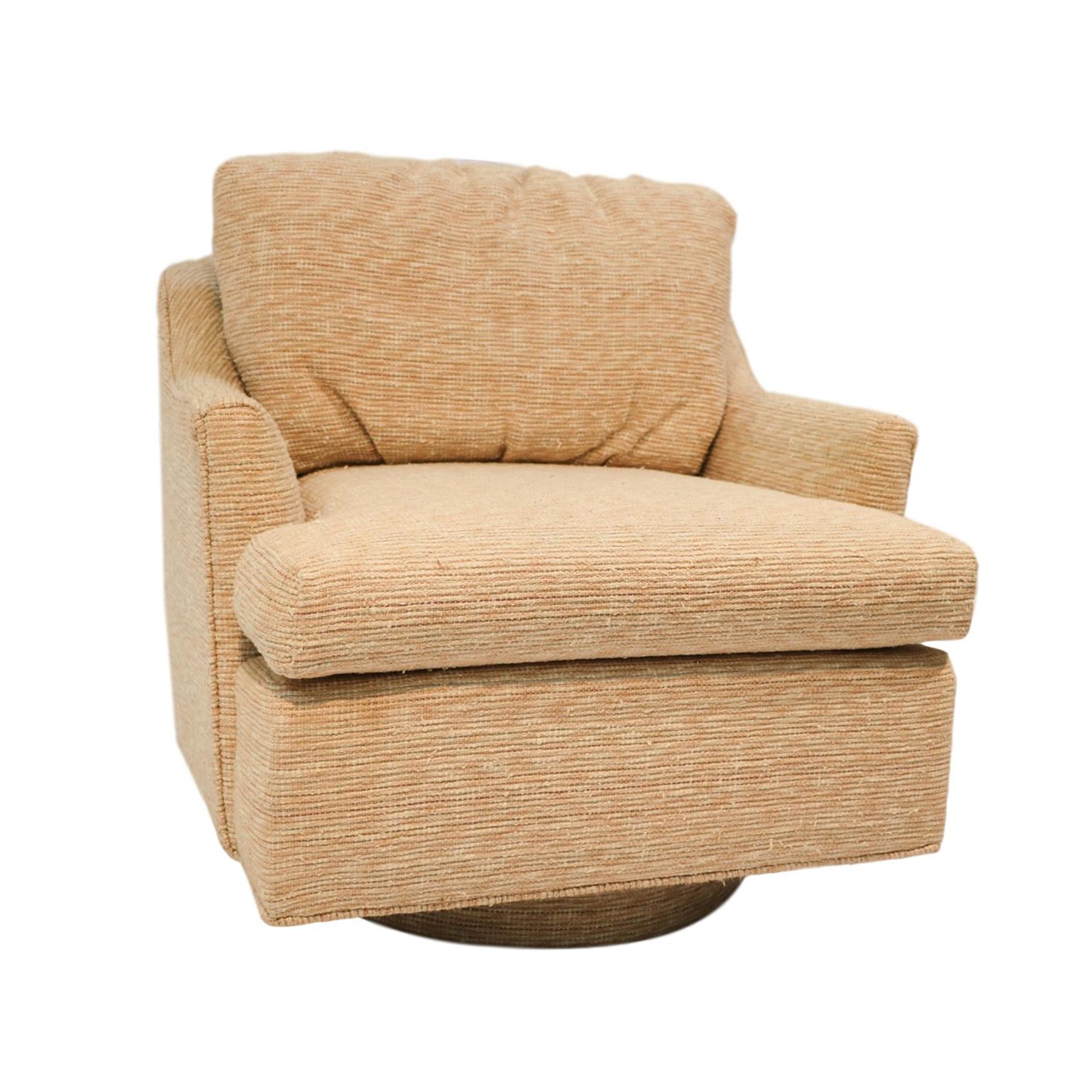 Superb multicolored woven textured lounge chair Milo Baughman style, barrel tub swivel armchair. Features loose cushions supported by a curved back on a square seat with swivel fitting underneath. Retains clean original fabric with original circular