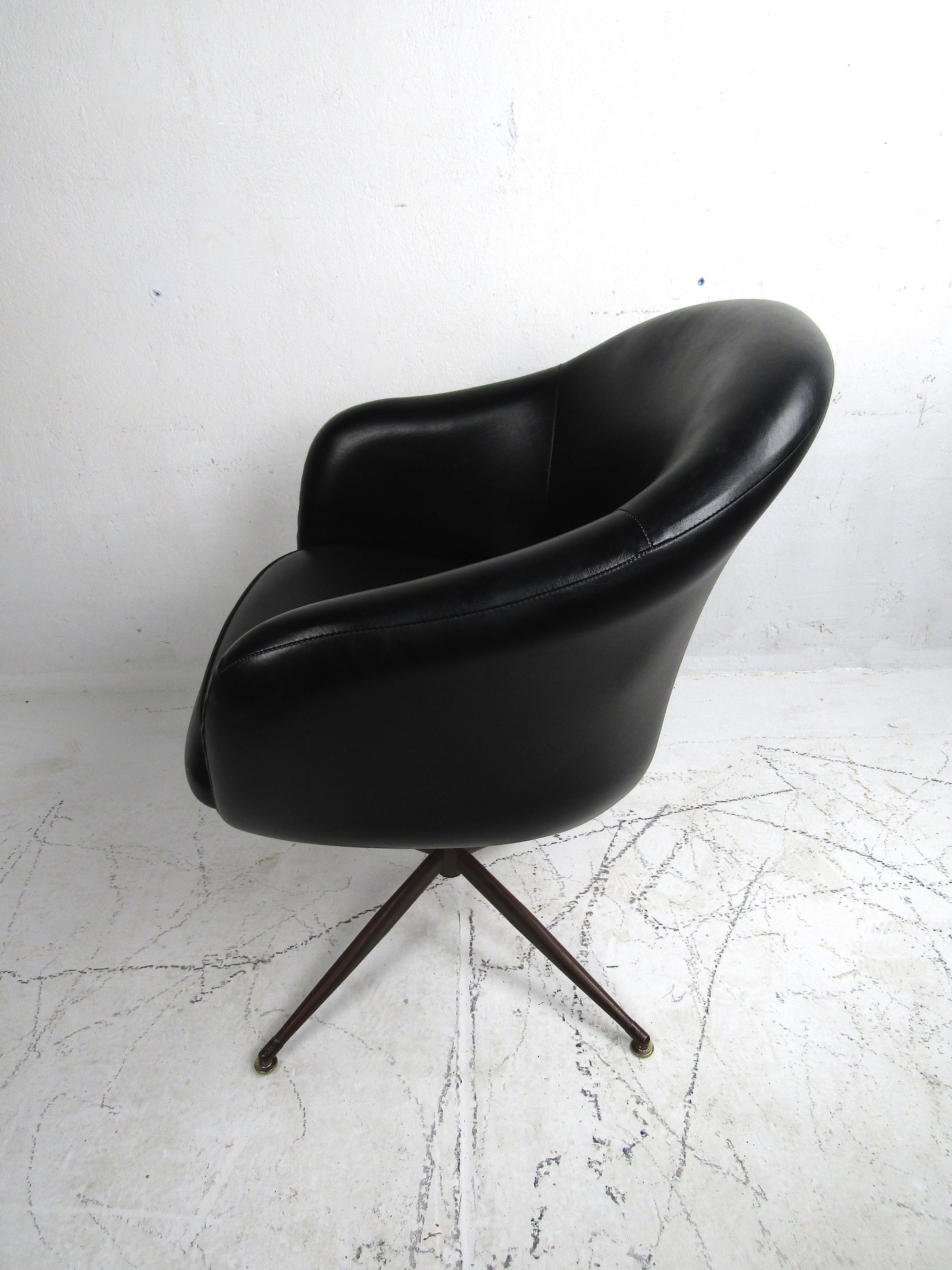 Midcentury Swiveling Chair by Baumritter In Good Condition In Brooklyn, NY