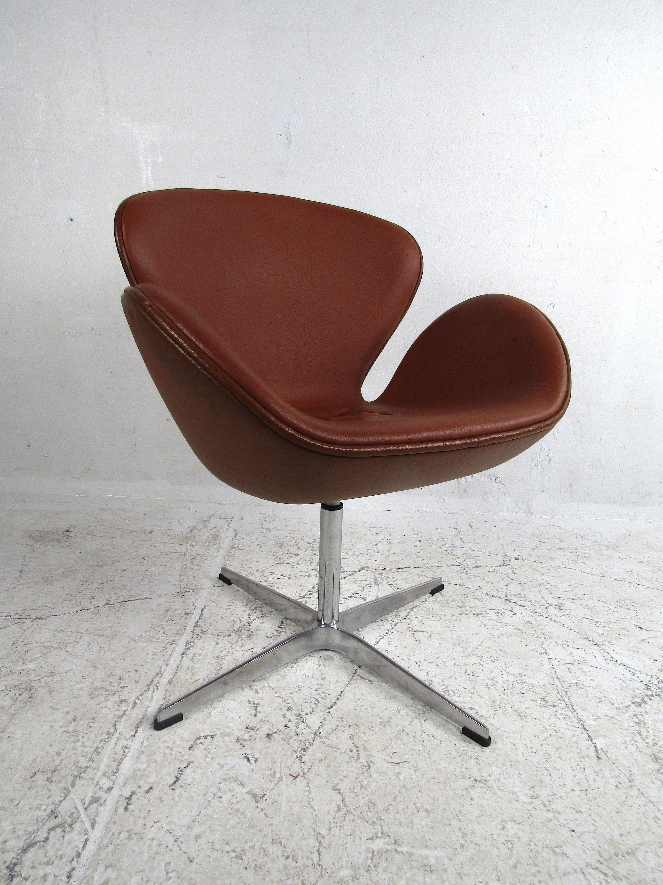 Midcentury Swiveling Swan Chair after Arne Jacobsen For Sale 1