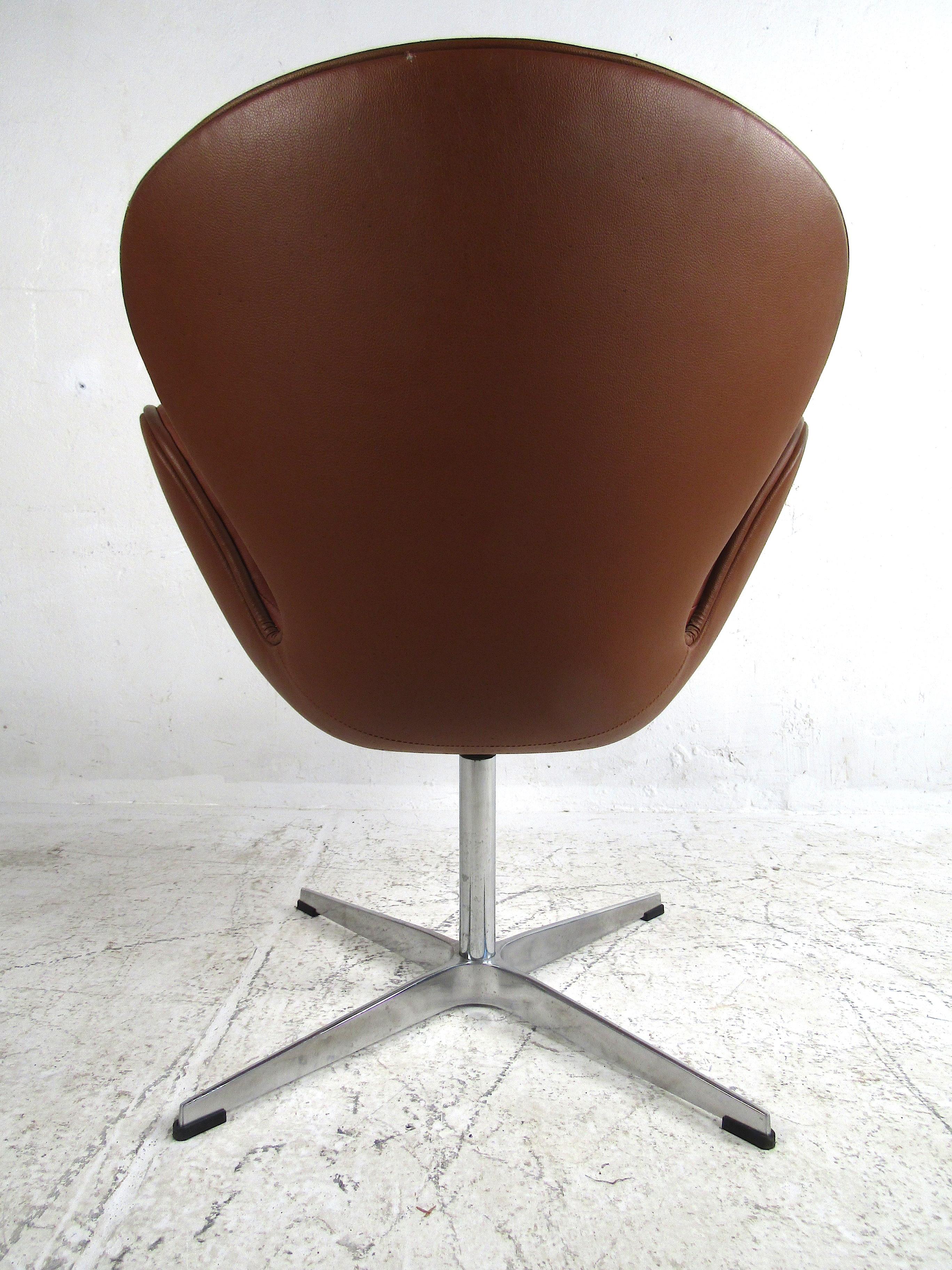 Midcentury Swiveling Swan Chair after Arne Jacobsen For Sale 2