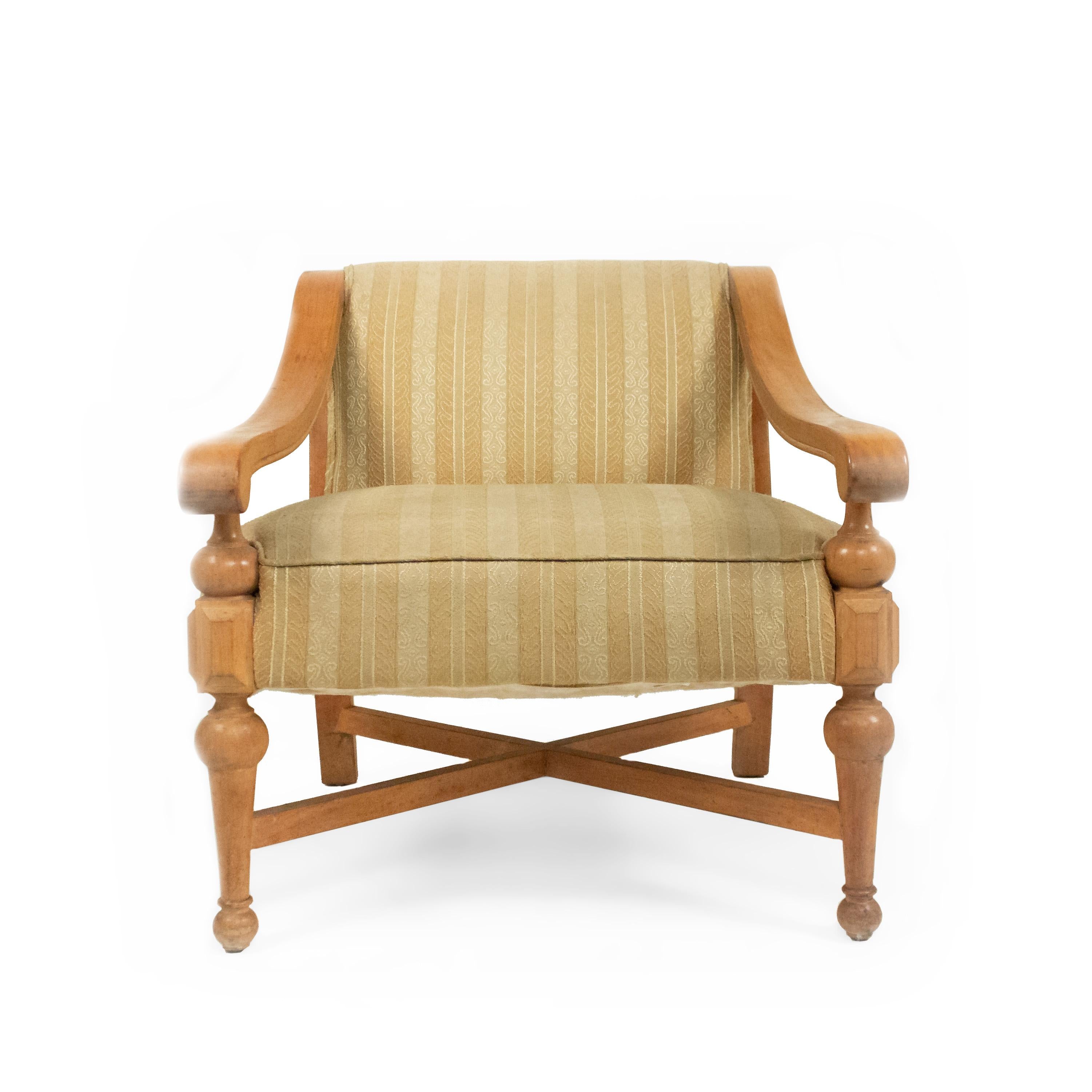 3 fauteuils américains en sycomore des années 1960, dont l'assise et le dossier sont tapissés d'un motif floral jaune clair, avec une base et un dossier en X (PRIX DE CHAQUE CHAMBRE).