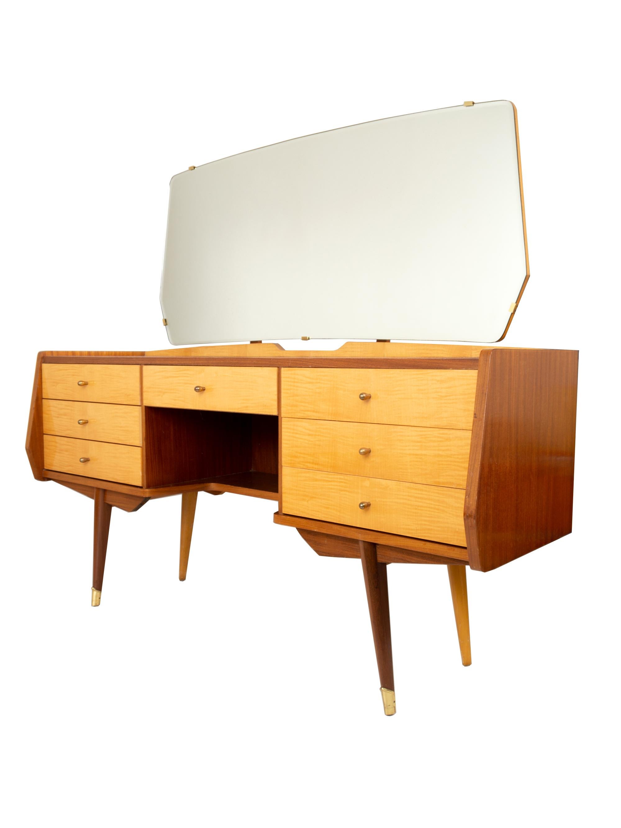 Mid century sycamore & walnut dressing table / vanity table. Italy, C.1950.
Finished in a high gloss lacquer with brass handles.
Well preserved. In excellent vintage condition.

Dimensions:
Height: 127 / 73cm
Length: 141cm
Depth: 40cm.