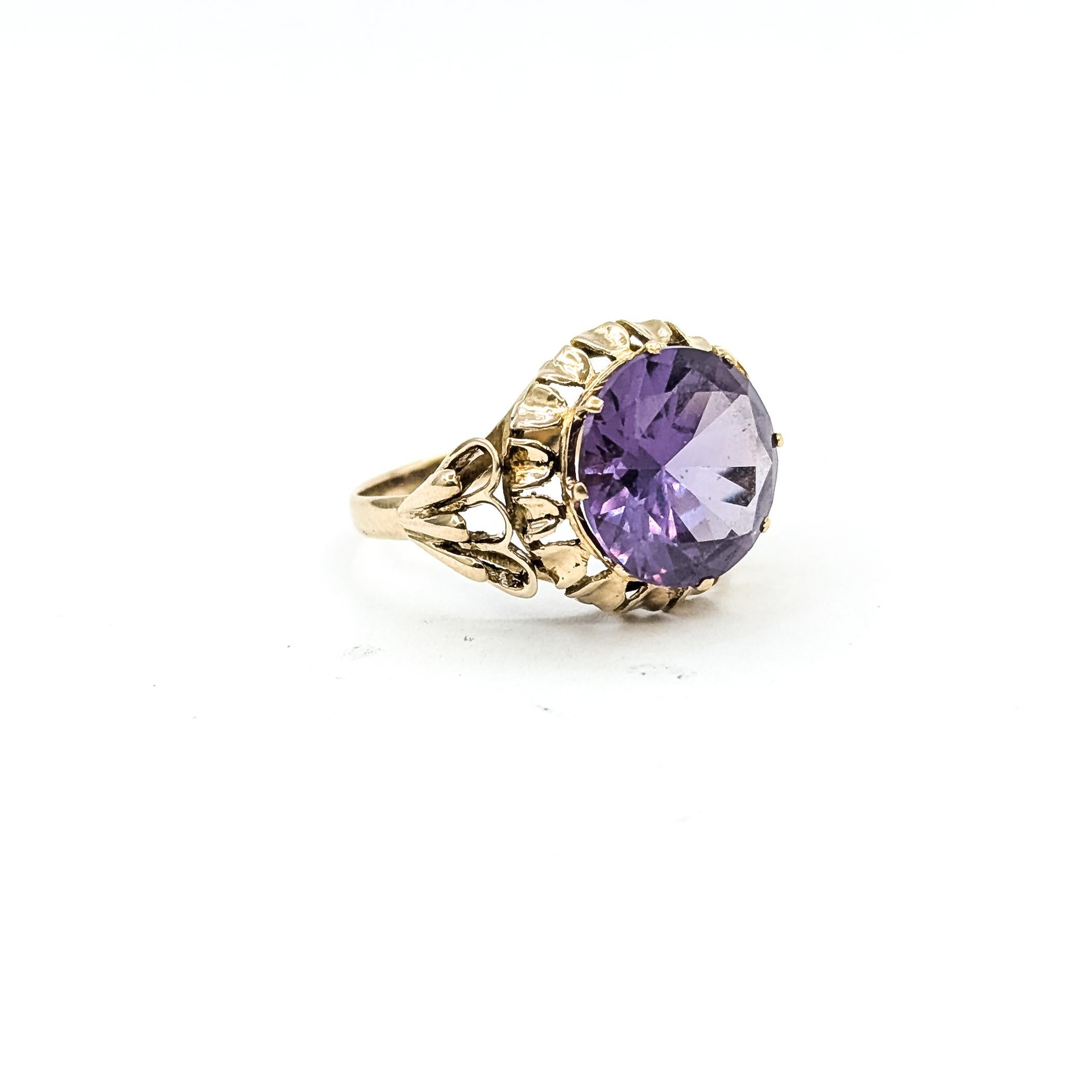 Anillo de zafiro sintético de mediados de siglo en 14k

Este anillo de mediados de siglo está elaborado en oro amarillo de 14 quilates y presenta un zafiro sintético morado redondo engarzado en una detallada corona de inspiración floral. Los hombros