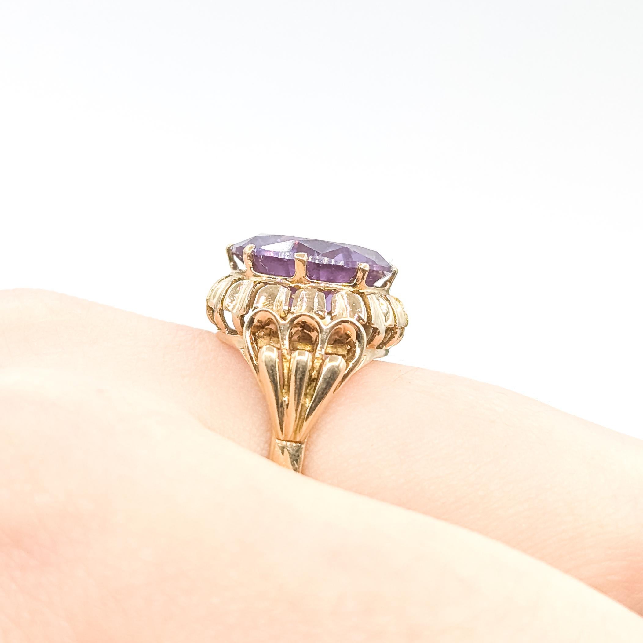 Anillo de zafiro sintético de mediados de siglo en 14k en Excelente estado para la venta en Bloomington, MN