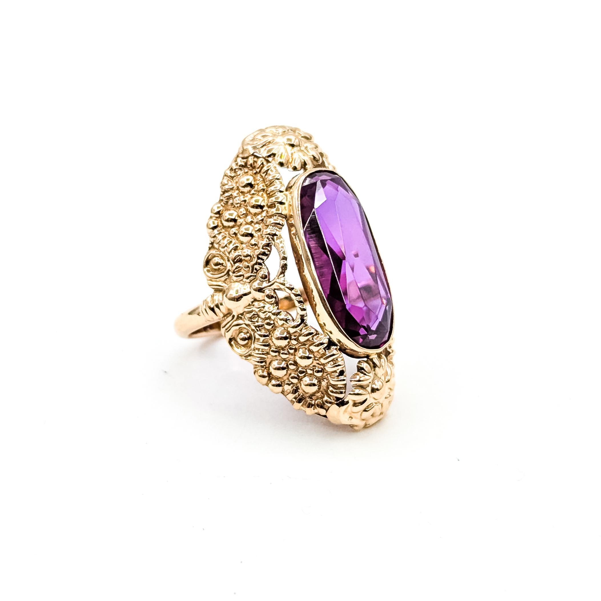 Anello con zaffiro sintetico di metà secolo in oro giallo 14k

Questo straordinario anello di metà secolo è realizzato in oro giallo 14k e presenta uno zaffiro sintetico ovale allungato di colore viola in una montatura sicura. La gemma mostra un
