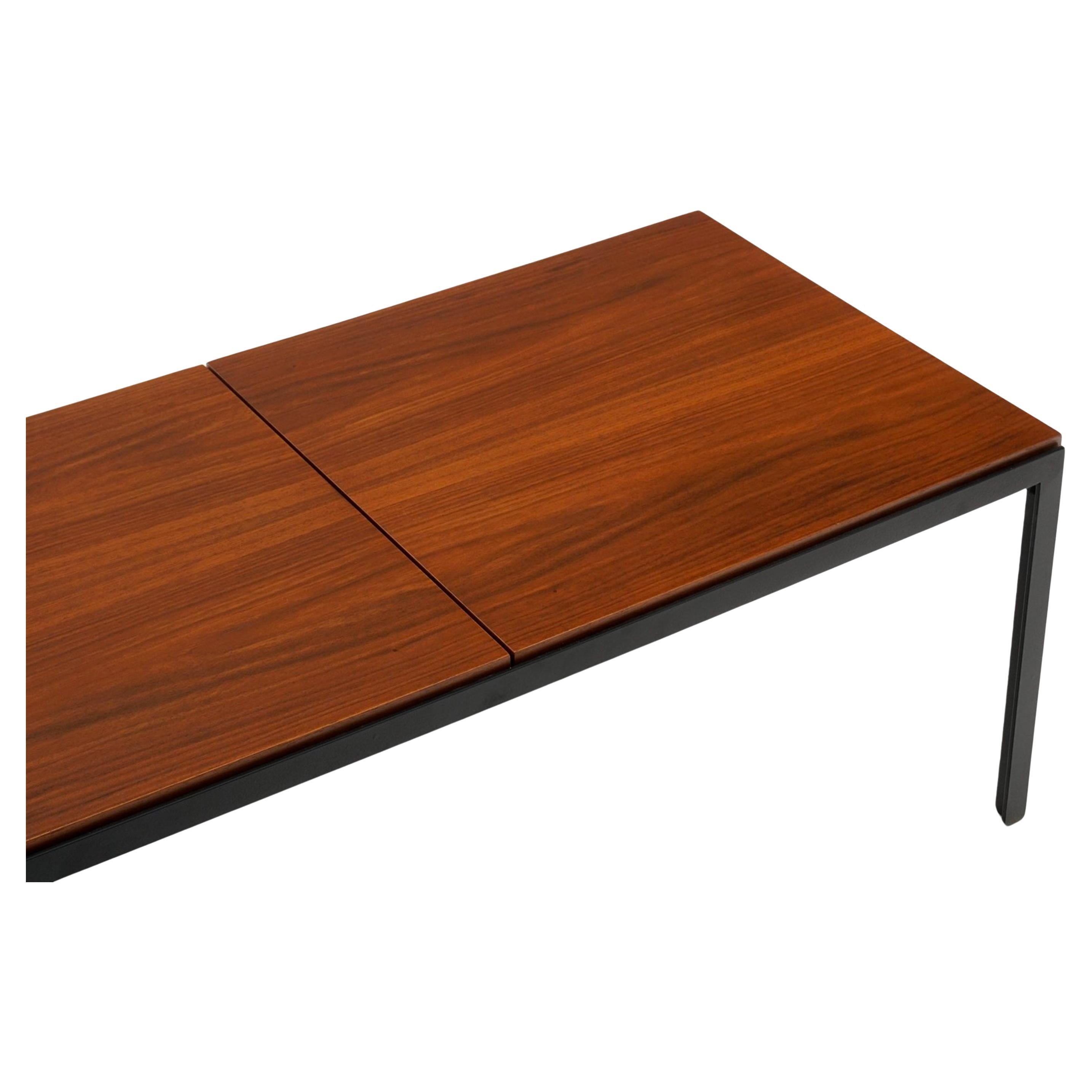 Mesa de centro o banco Mid Century T Angle Walnut Panel de Florence Knoll. Fabricado con armazón de hierro en ángulo T pintado de negro con (3) paneles de nogal. Made in USA Circa 1950. Muy limpio y listo para usar. Funciona muy bien como mesa de