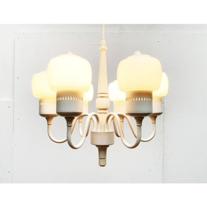 Rare chandelier by hans-agne jakobsson from the 60s. Here in a rare version completely white.

a very traditional design, which in this all-white version takes on a businesslike component. The curved arms are arranged radially around an ornamentally