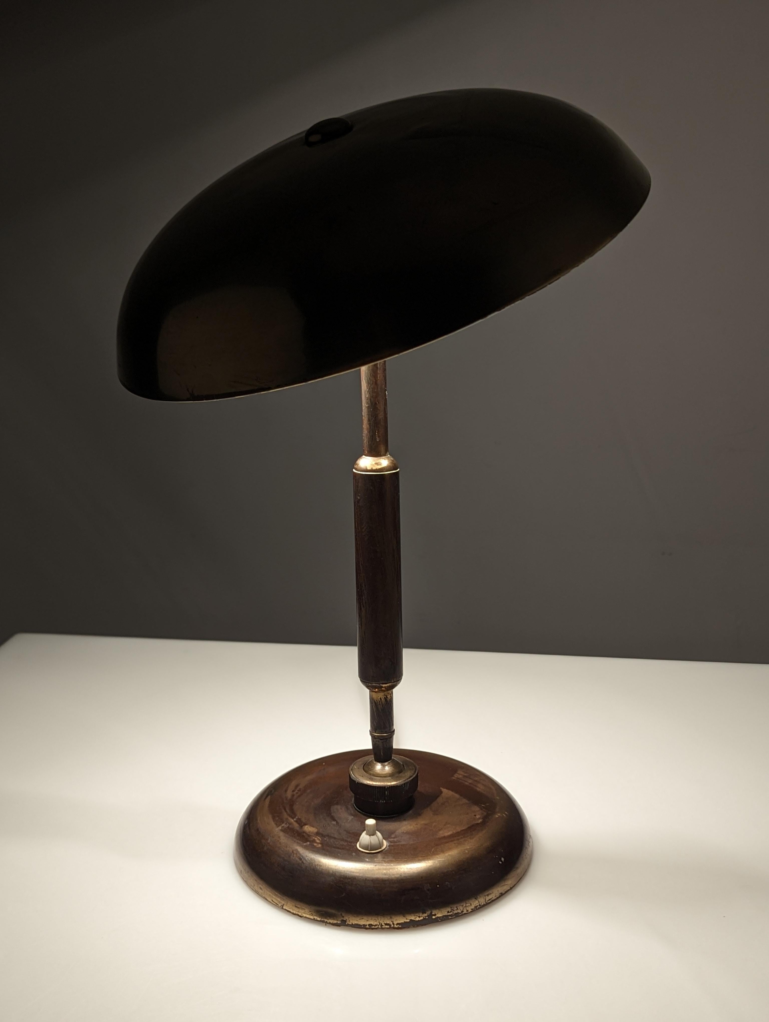 Rare brass model designed by Oscar Torlasco for Lumi in the 1950s. Its double joint makes this lamp a design piece and an ideal complement for any room with a great capacity for customization that allows you to play with its light to create the