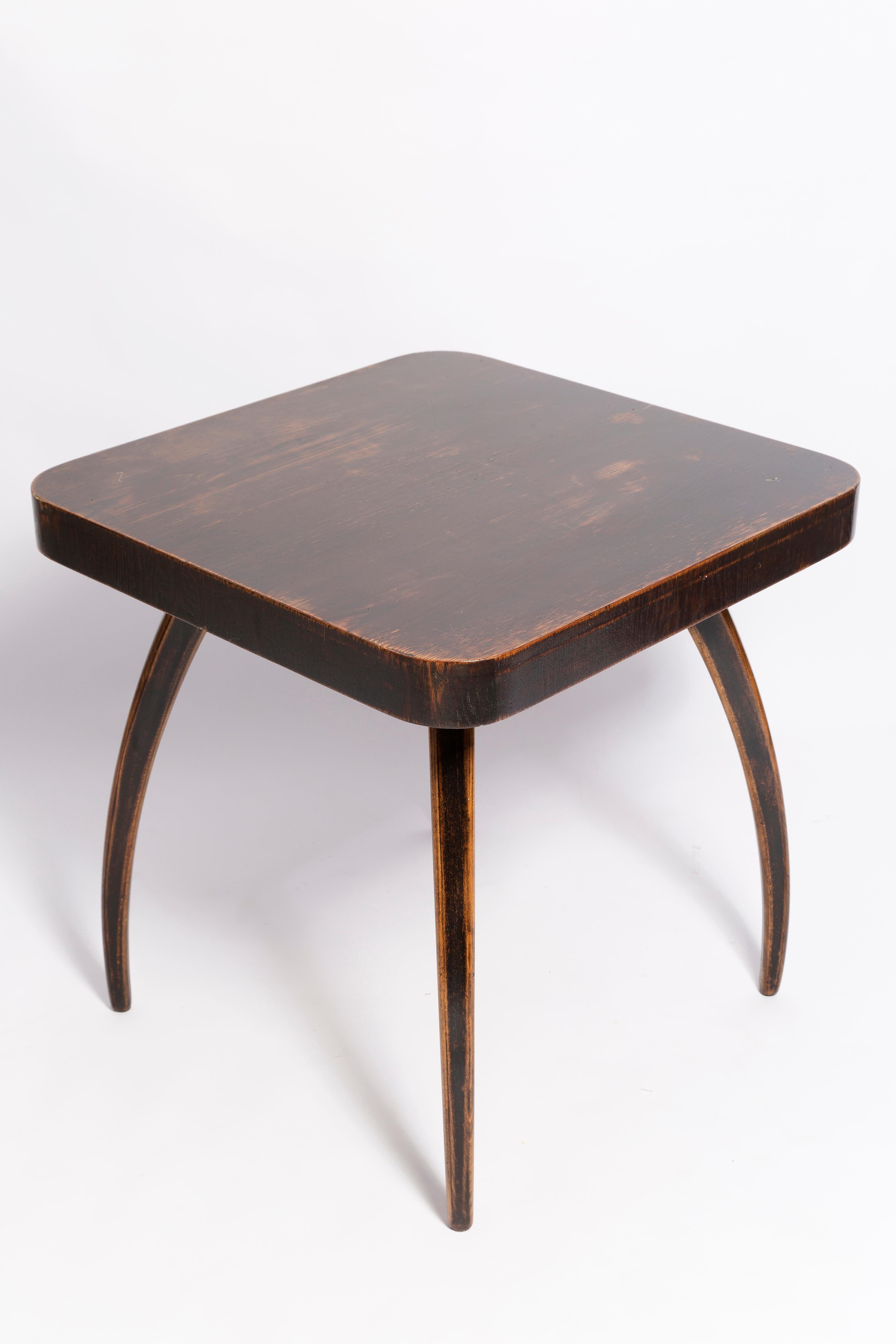 Table basse Art déco conçue en 1960 par Jindrich Halabala. La table est entièrement restaurée. Nous avons utilisé du placage de noyer semi-mat. Il a été fabriqué en République tchèque. Une seule pièce unique disponible.

A propos du designer