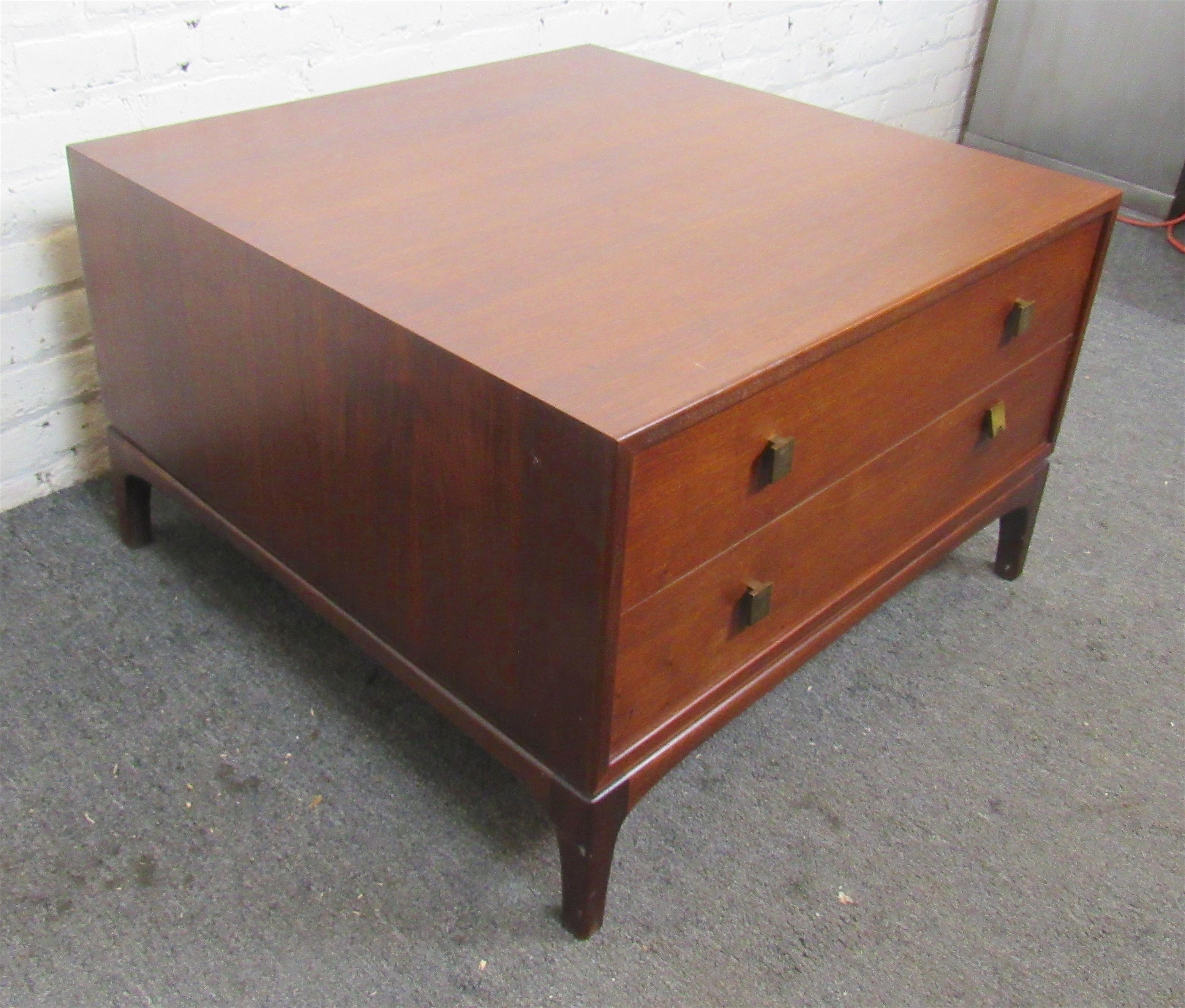 Table d'appoint basse avec tiroirs à poignée en laiton. Un design simple et moderne de style mid-century pour la maison.
Veuillez confirmer le lieu NY ou NJ.
