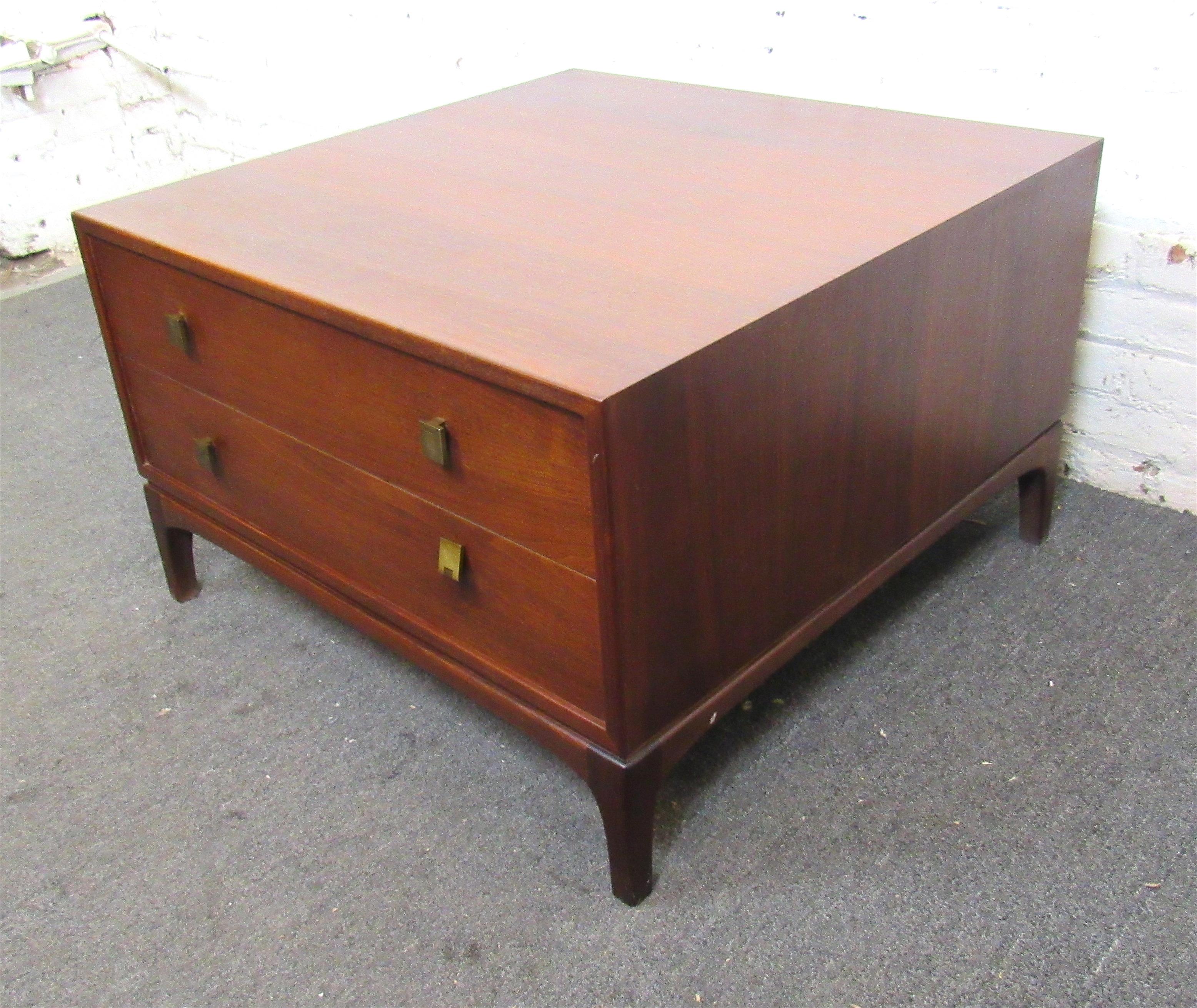 Mid-Century Modern Table mi-siècle moderne par Motif en vente