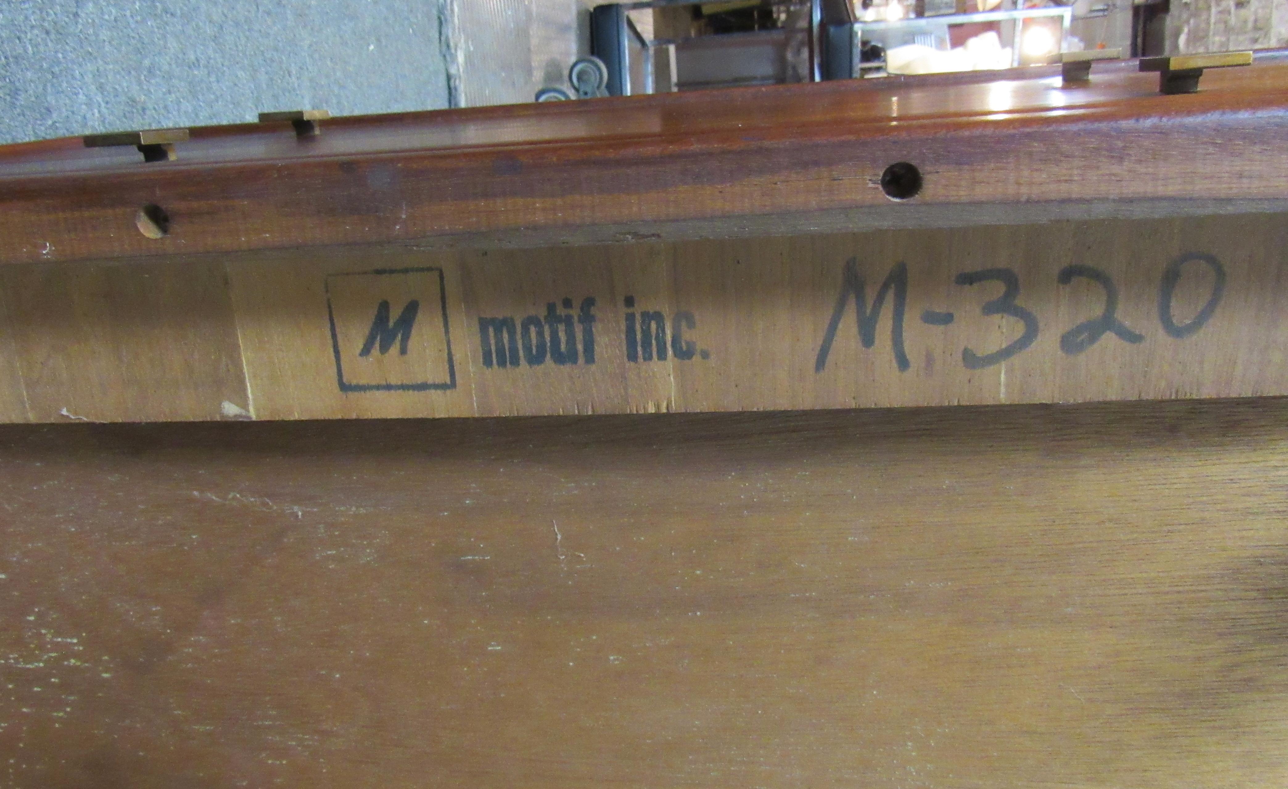 Milieu du XXe siècle Table mi-siècle moderne par Motif en vente