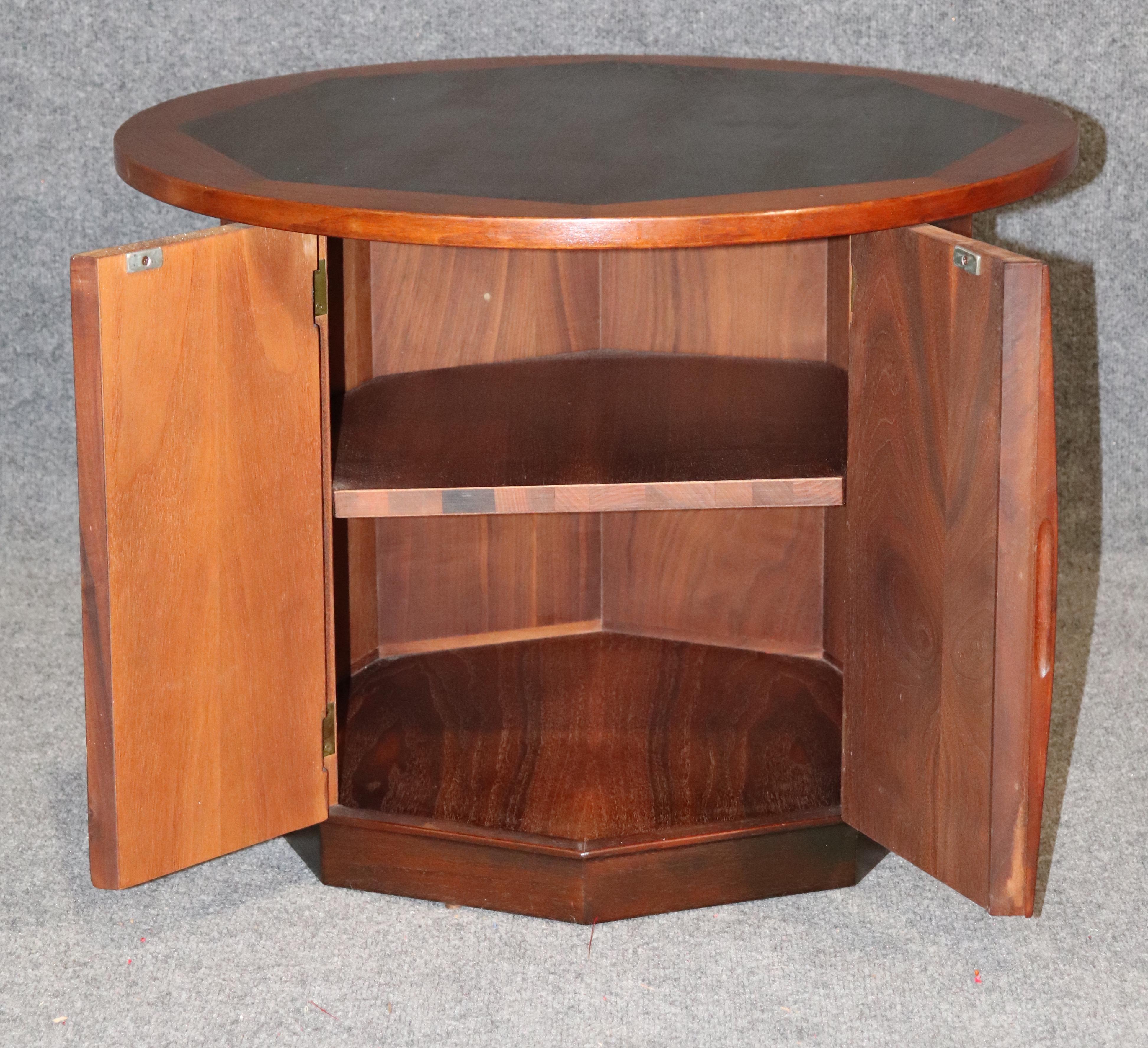 Mid-century made side table with beautiful rosewood inlay. Drum style pedestal table with cabinet storage and octagonal shape inset.
Please confirm location.