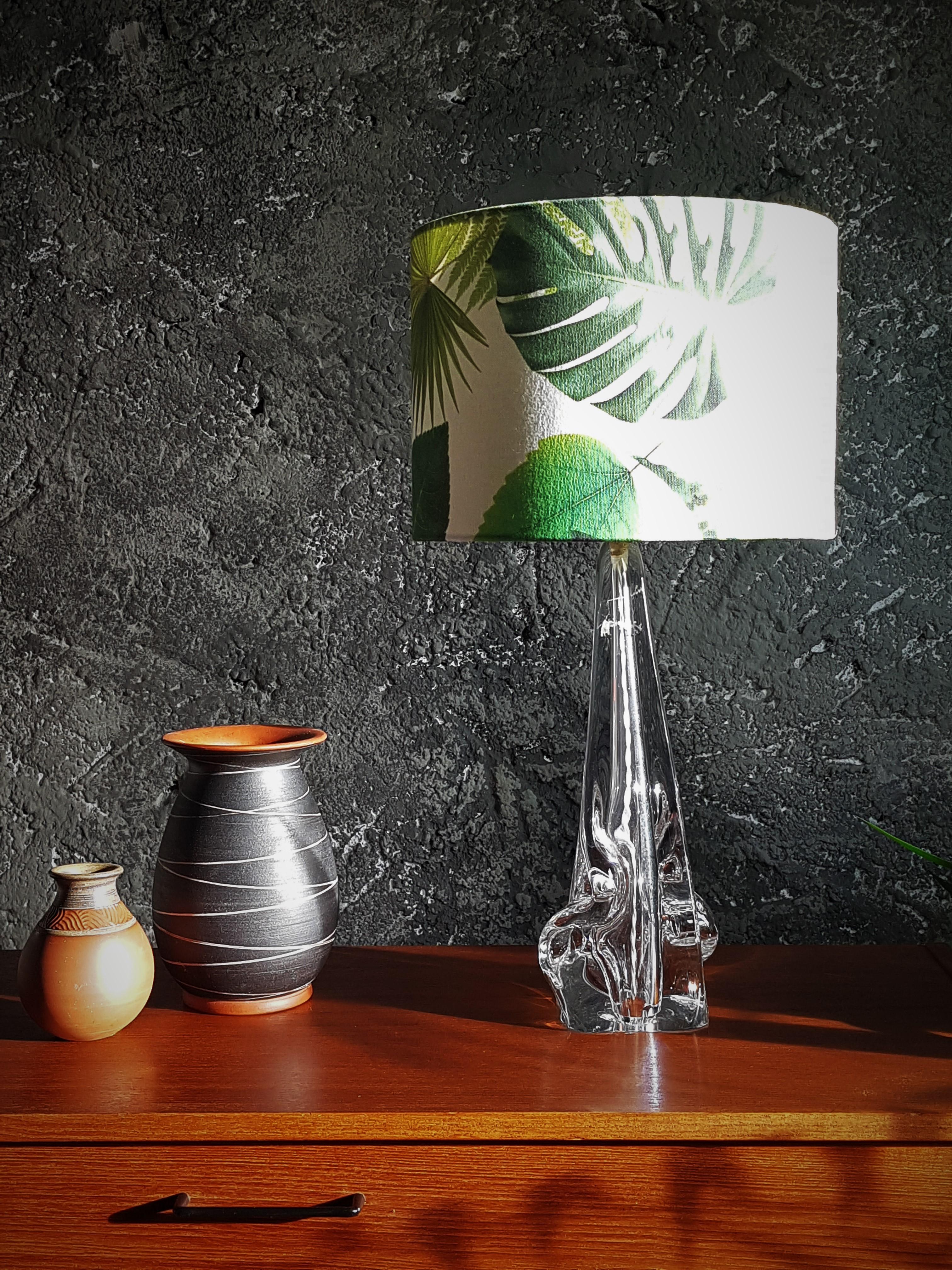 Mid-century table desk lamp, chrystal base with bubbles, France 1960s.

No chips. new shade.

Signed.