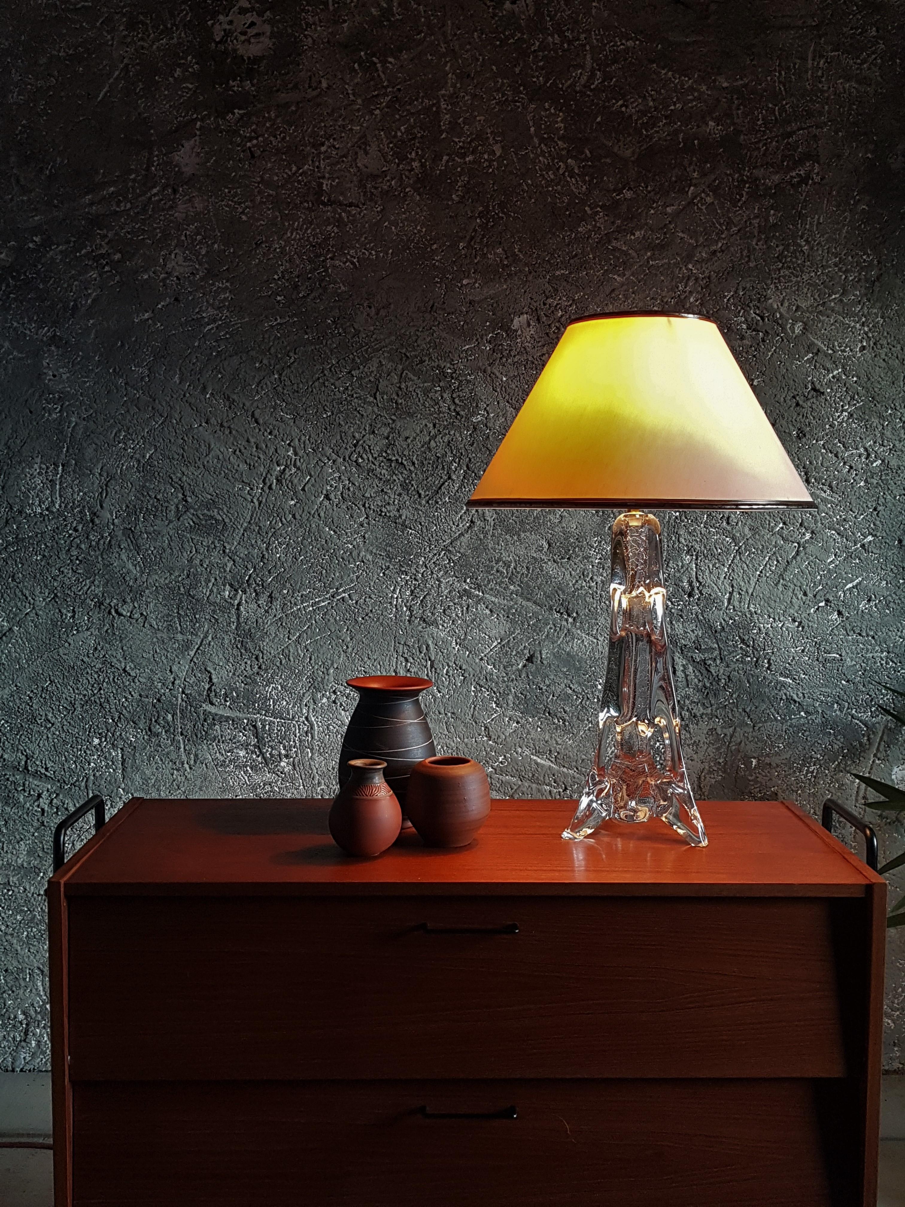 Lampe de bureau de table du milieu du siècle, base en cristal avec bulles, France, années 1960.

pas de copeaux.

signé.