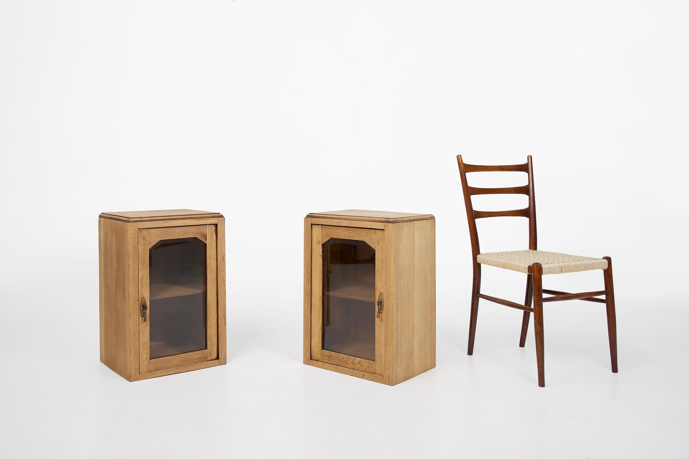 France / 1900 / meuble de table / bois, verre taillé à facettes / rustique / mid century

Petite vitrine en bois avec porte en verre taillé et une étagère en bois. La porte peut être verrouillée avec sa clé d'origine. Fabriqué en France vers 1900.