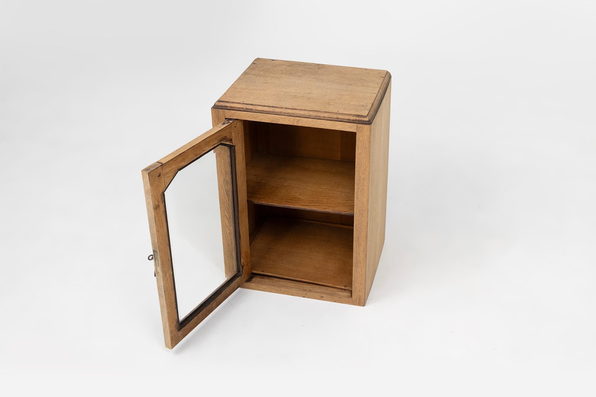 Facetté Vitrine de table du milieu du siècle dernier, France, vers 1900 en vente