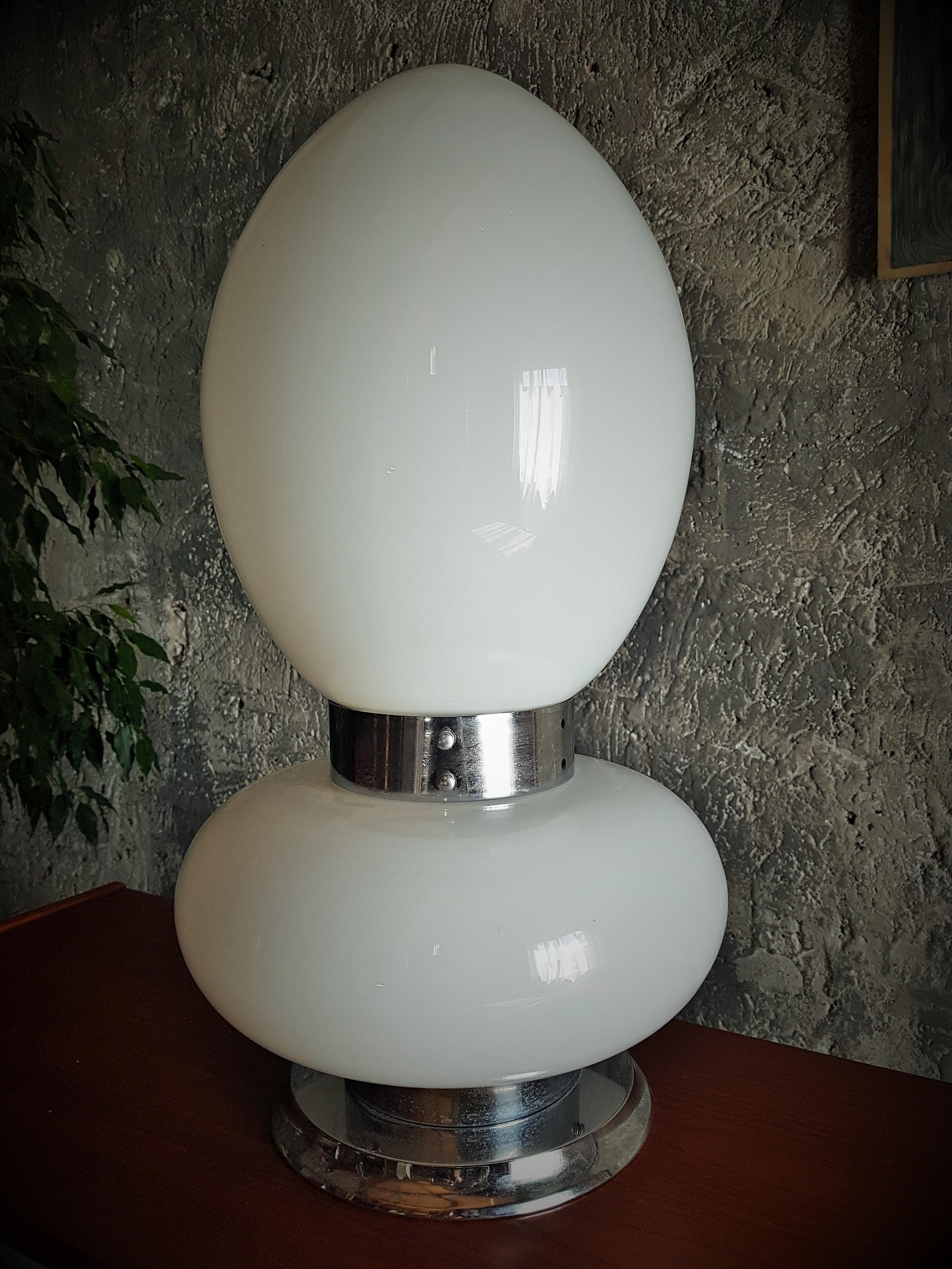 Mid-century table floor lamp lip stick by Mazzega, Italy 1968.

on the pictures yellow bulb used in lower section. the glass is white in both parts.