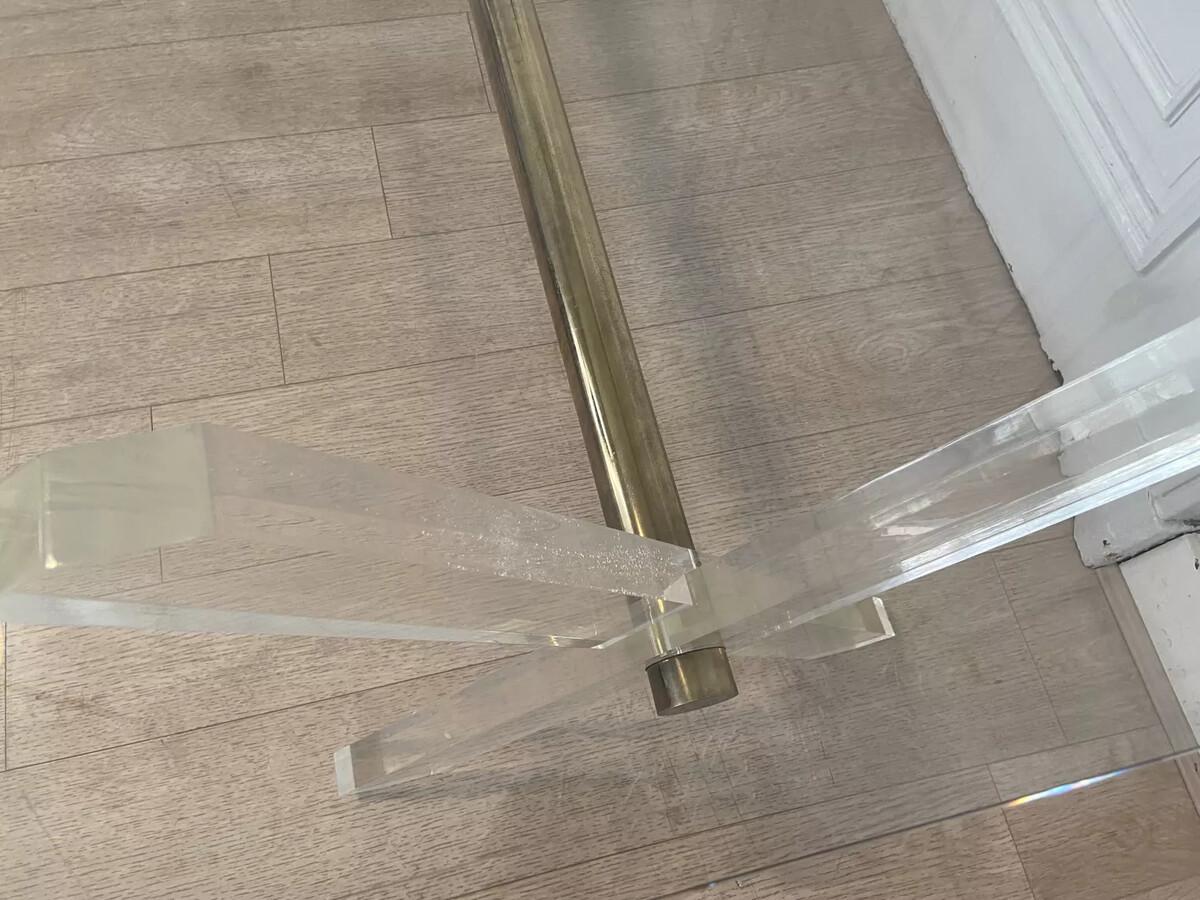 Eleganter, mittelgroßer Tisch für Esszimmer oder Büro. Mit einem Fuß aus Plexiglas und einem vergoldeten Metallzylinder, der quer darüber verläuft. Die Tischplatte ist aus abgeschrägtem Glas.