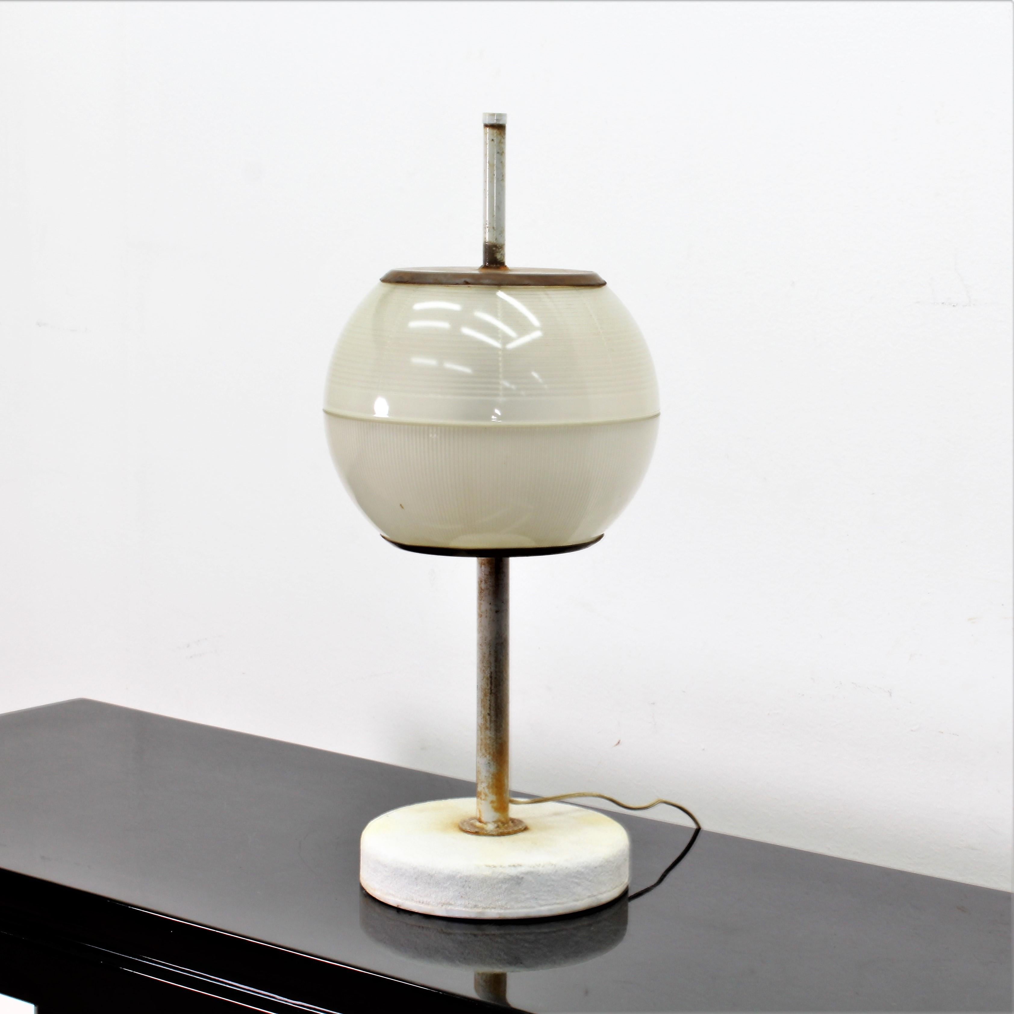 Elegant table lamp composed of a smooth glass globe on the outside and striped motifs in relief on the inside, and a metal structure with a marble base. Attributed to Ignazio Gardella for Azucena, Italy, 1950s.
There are traces of rust on the