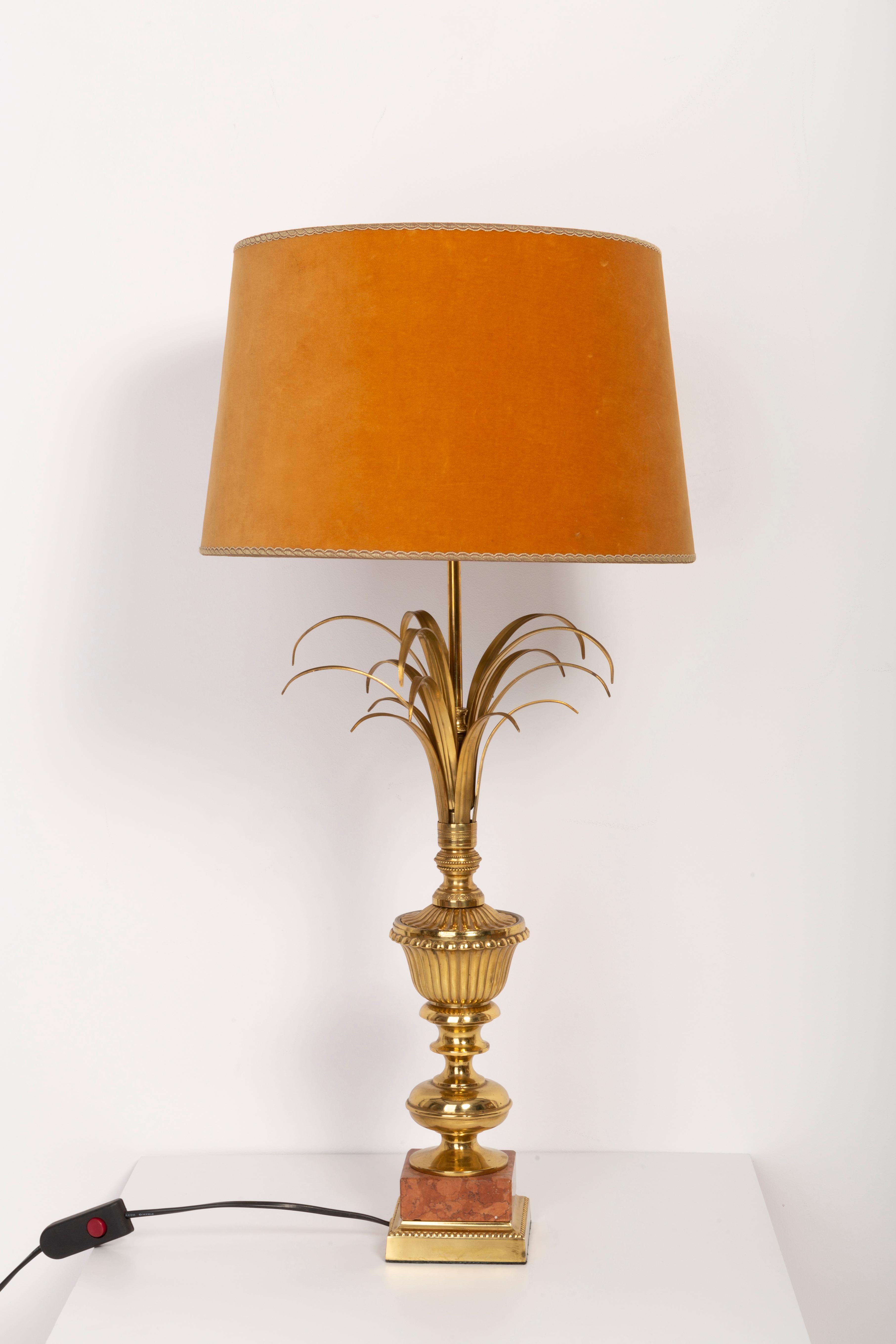 Lampe de table du milieu du siècle dernier, conçue en France dans les années 1960. Éléments dorés, velours orange sur le dessus... Très bon état d'origine vintage. Ampoules standard. Une seule pièce unique.