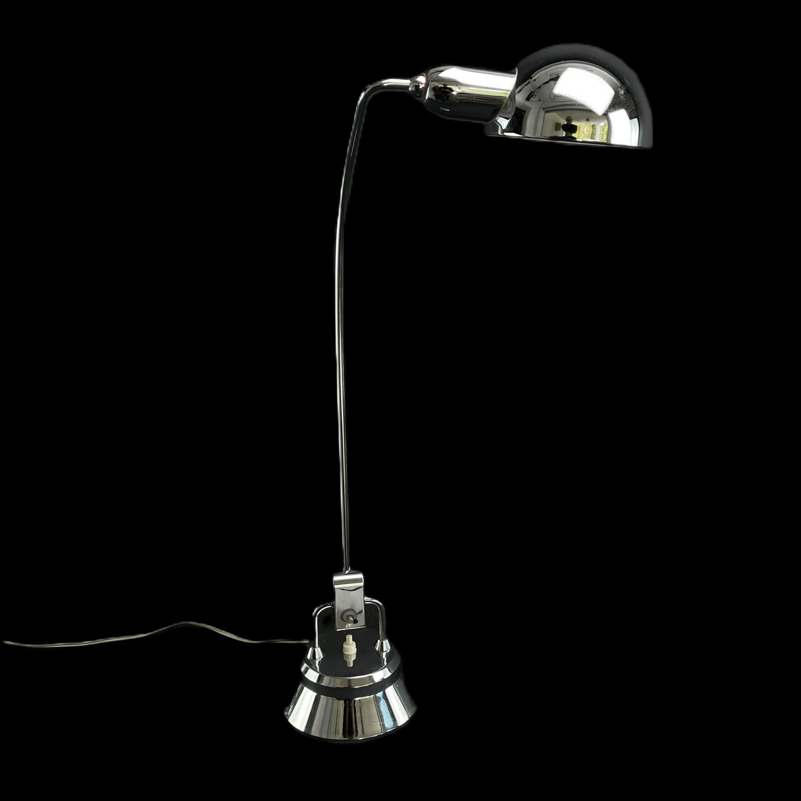 Lampe de table Art Déco Modell 600 Longneck de Jumo - années 1930

La lampe de table a été conçue par des Français. La designer Charlotte Perriand pour l'exposition 