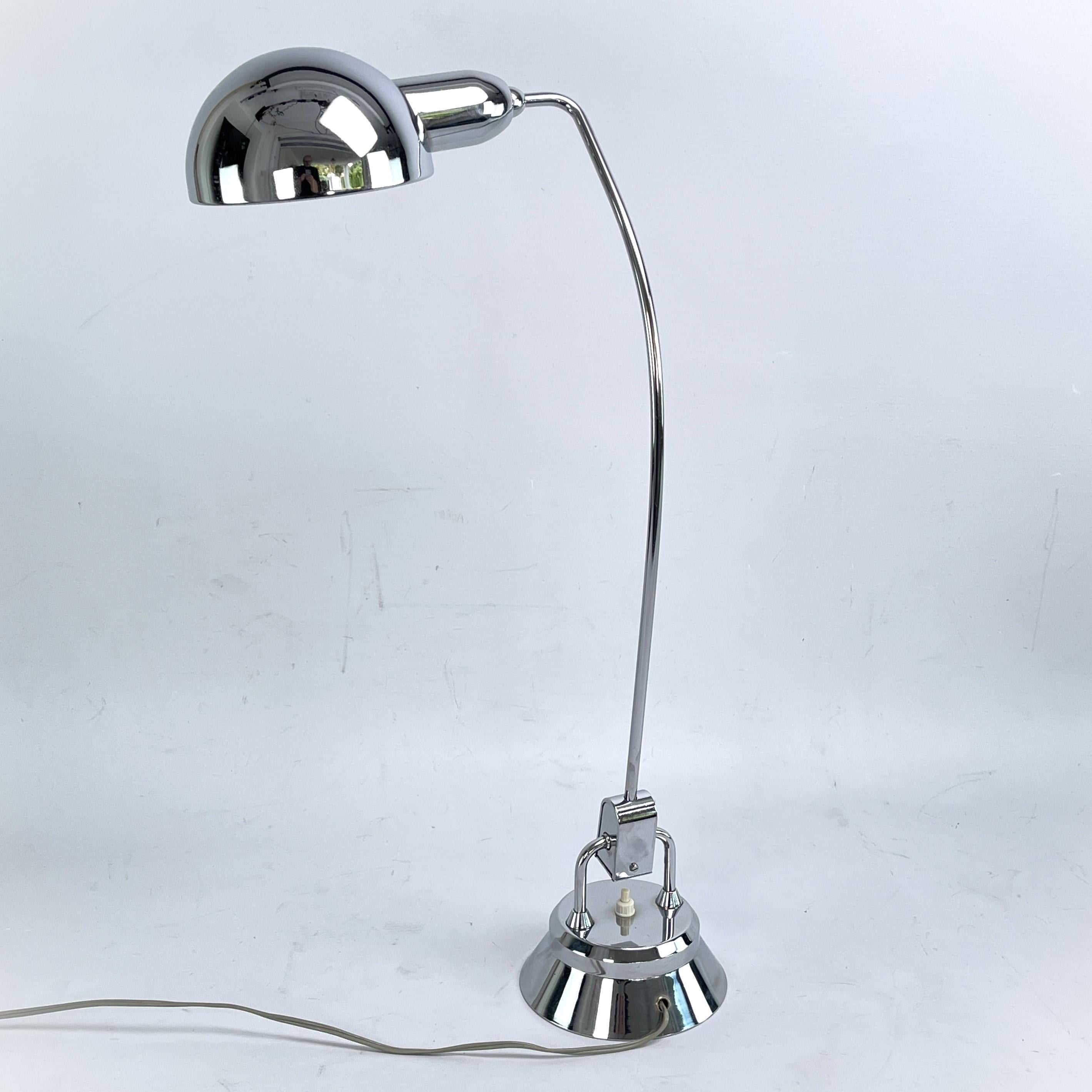 Mid-Century Modern Lampe de table JUMO 600 Longneck sélectionnée par Charlotte Perriand, années 1930