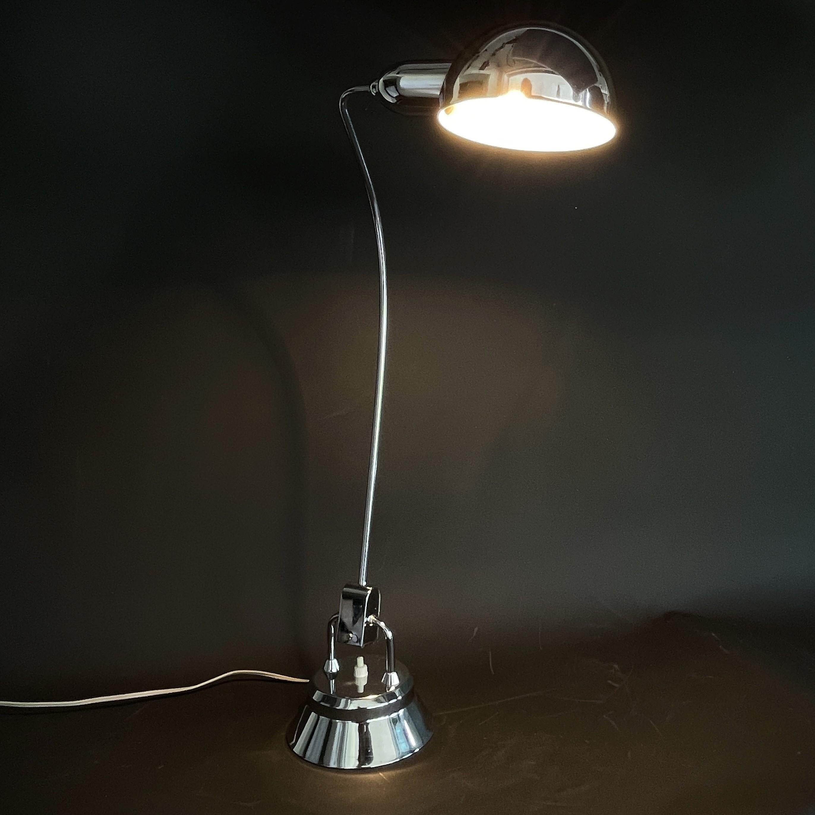 Français Lampe de table JUMO 600 Longneck sélectionnée par Charlotte Perriand, années 1930